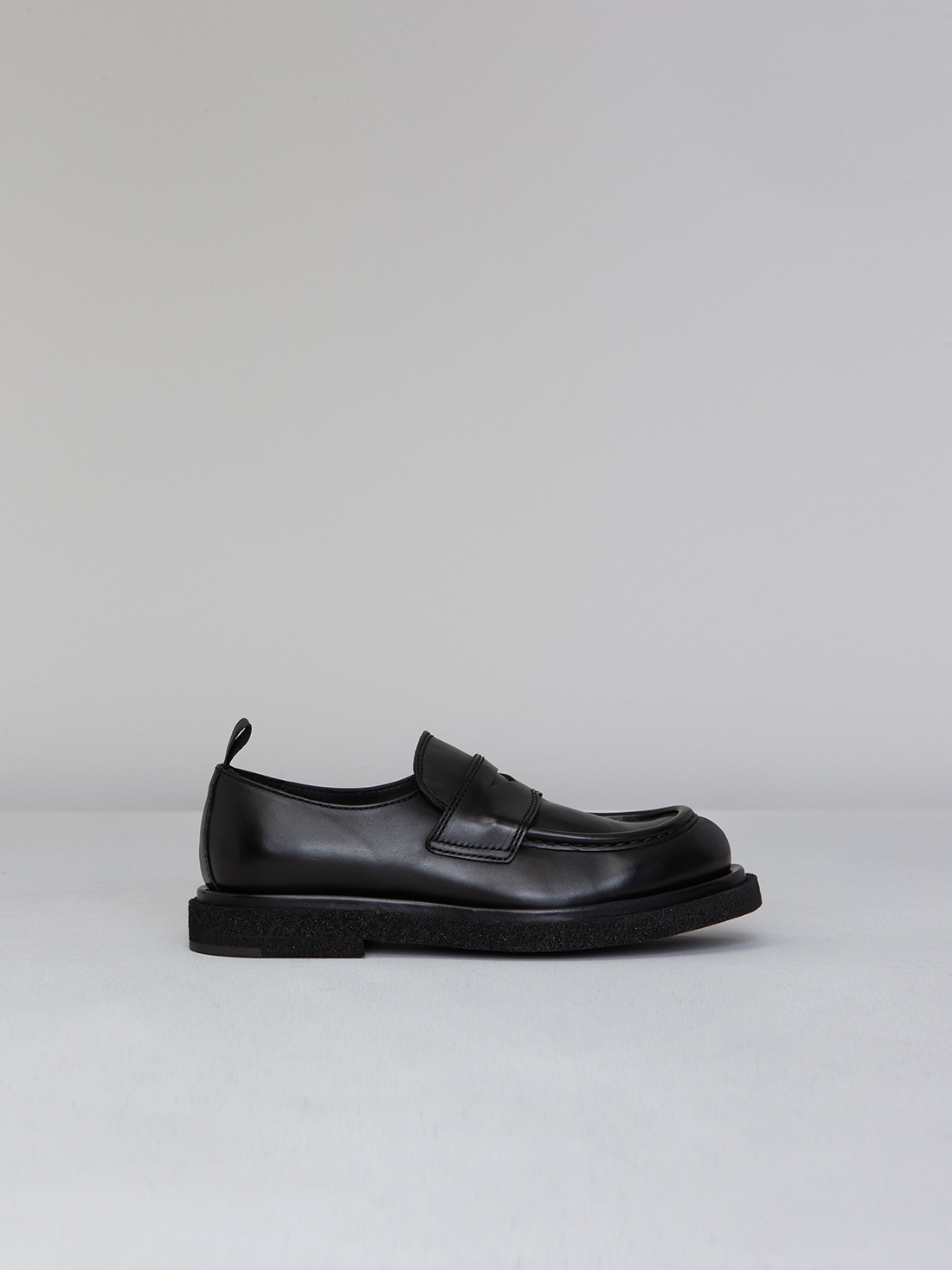 Detailansicht von Loafers aus Leder von OFFICINE CREATIVE