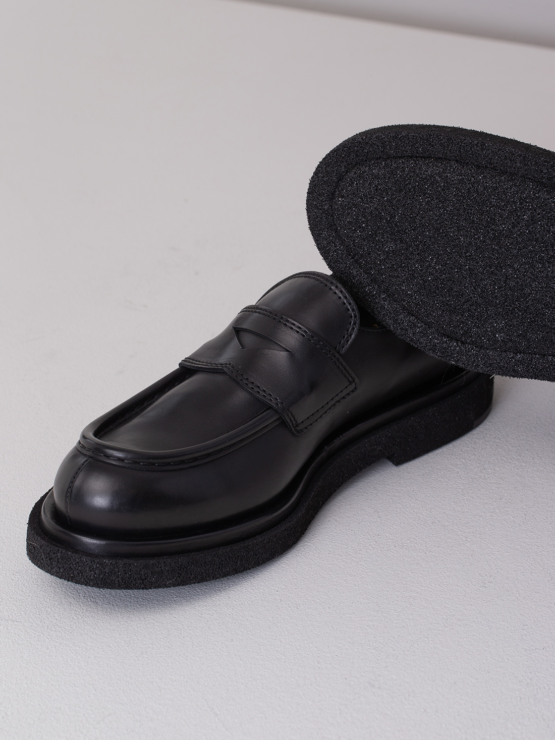 Detailansicht von Loafers aus Leder von OFFICINE CREATIVE