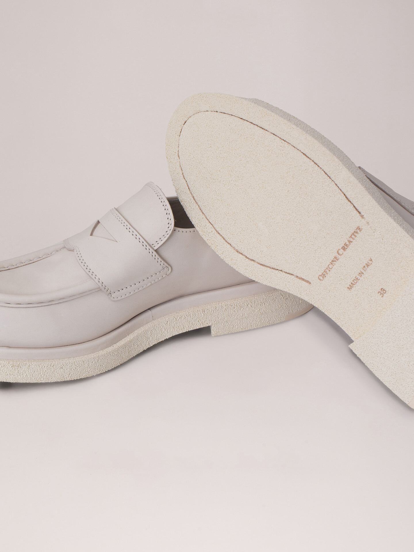 Detailansicht von Loafers aus Leder von OFFICINE CREATIVE