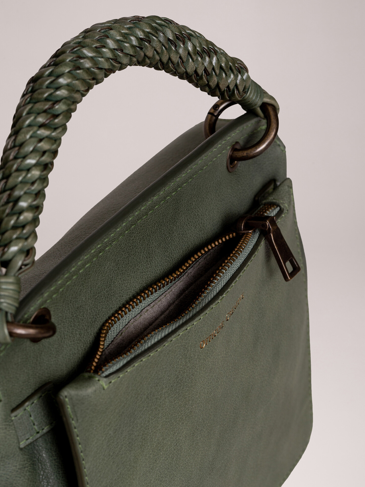 Detailansicht von Handtasche aus Leder von OFFICINE CREATIVE