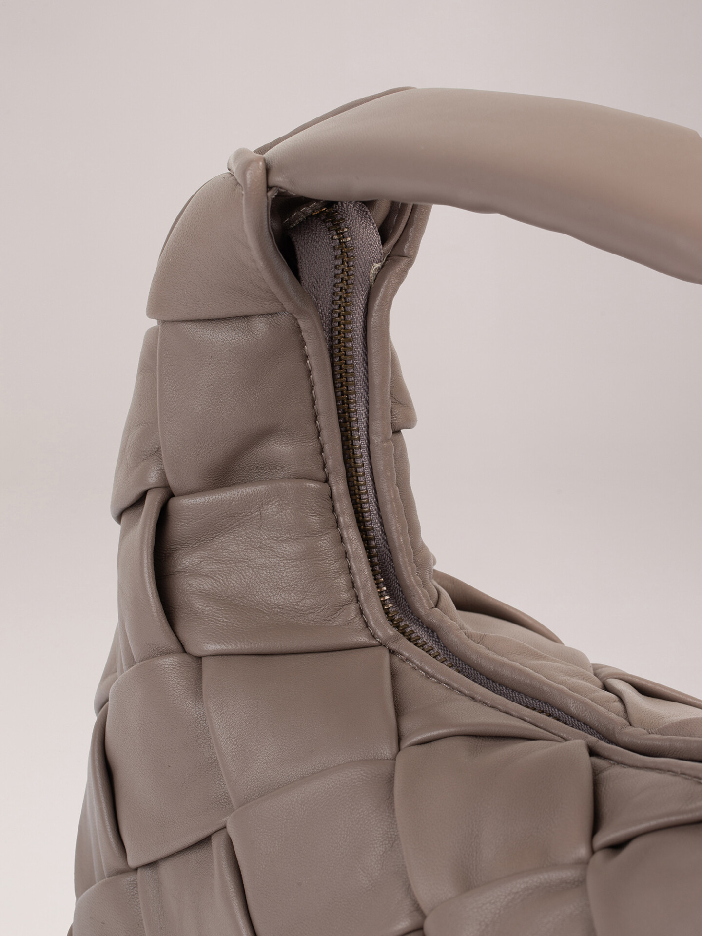 Detailansicht von Geflochtene Lederhandtasche von OFFICINE CREATIVE