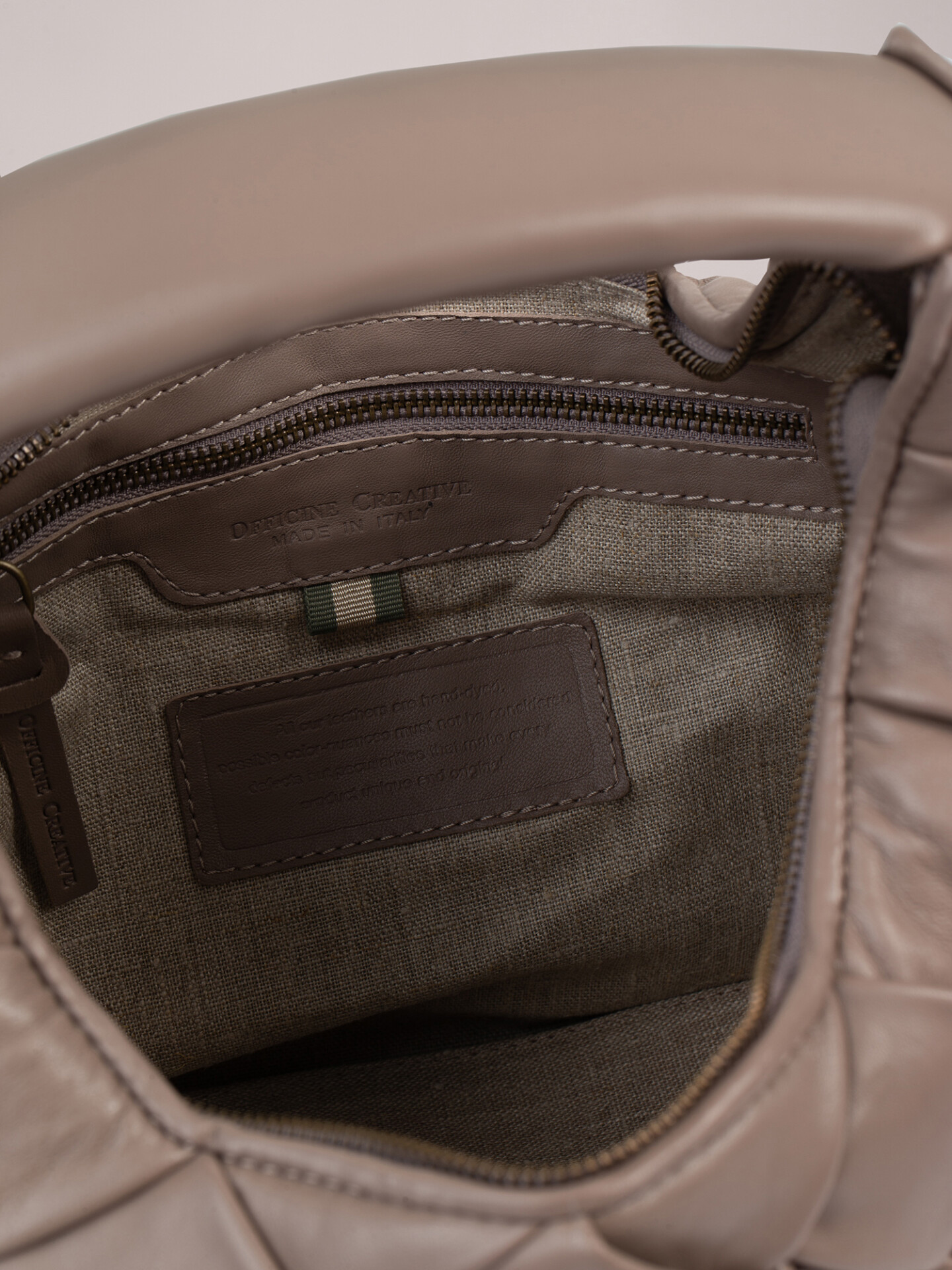 Detailansicht von Geflochtene Lederhandtasche von OFFICINE CREATIVE