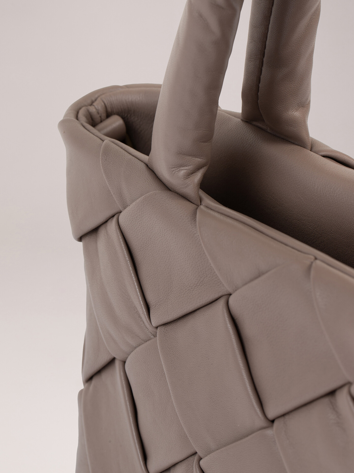 Detailansicht von Geflochtene Lederhandtasche von OFFICINE CREATIVE