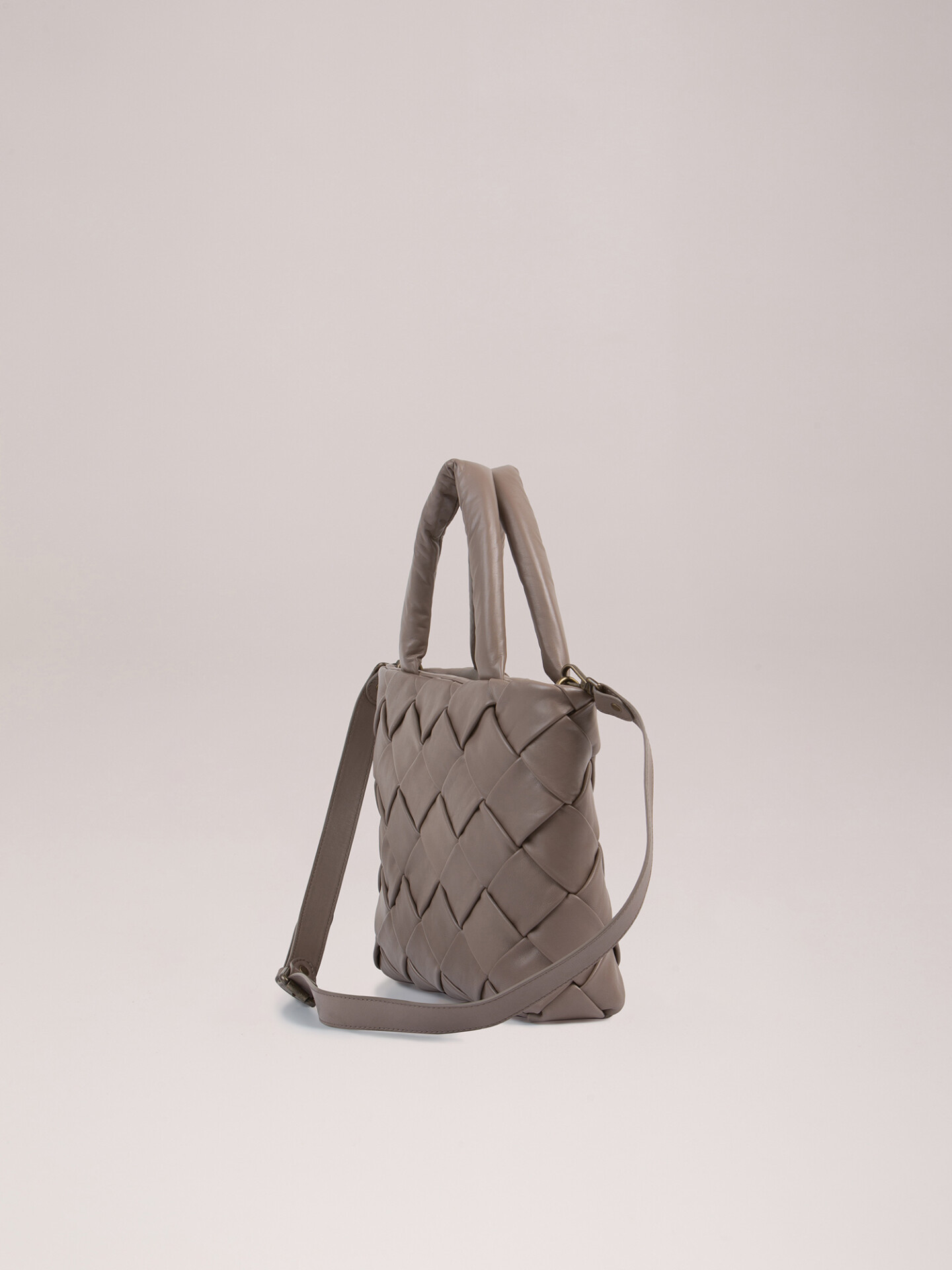 Detailansicht von Geflochtene Lederhandtasche von OFFICINE CREATIVE