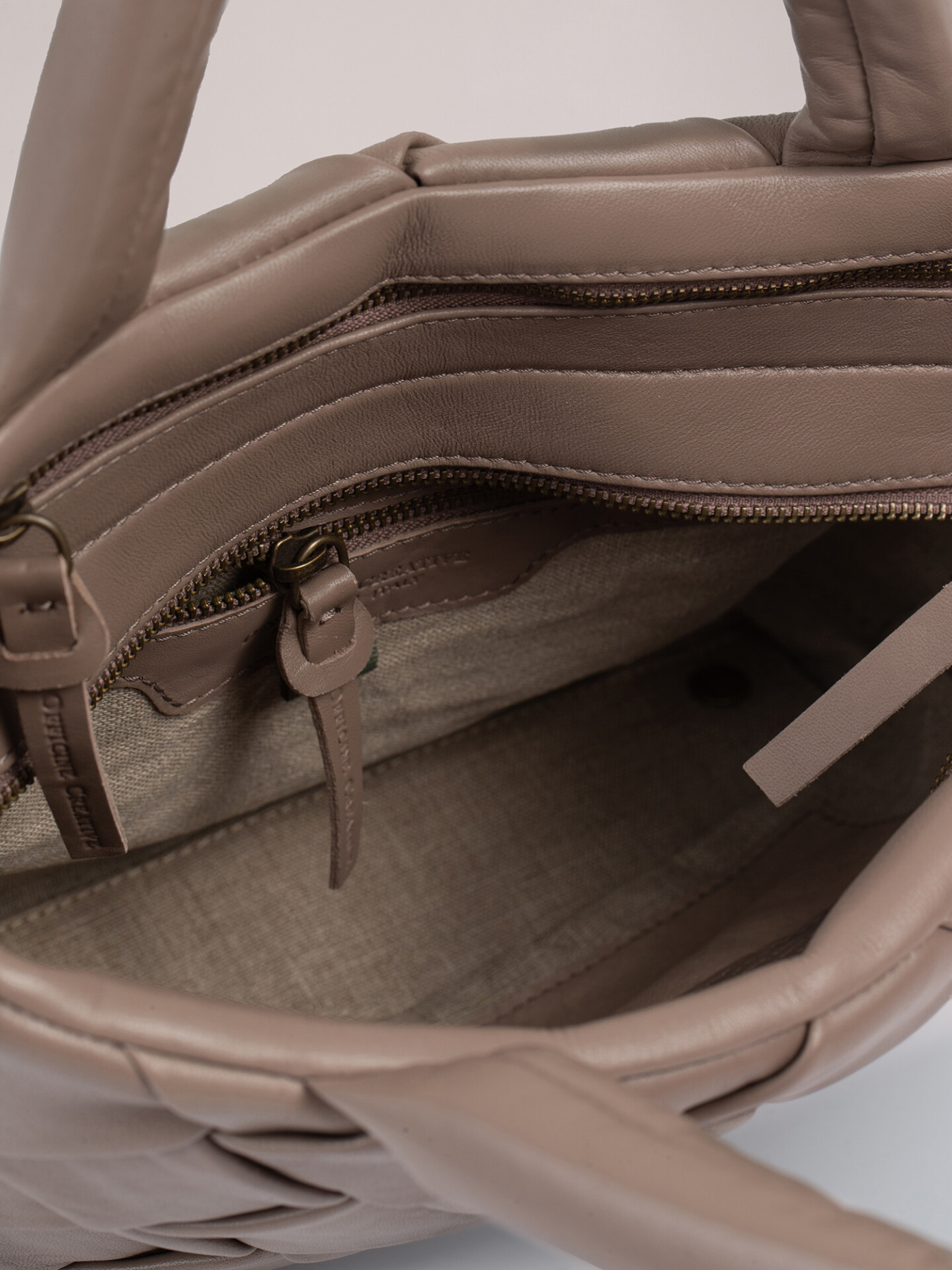 Detailansicht von Geflochtene Lederhandtasche von OFFICINE CREATIVE