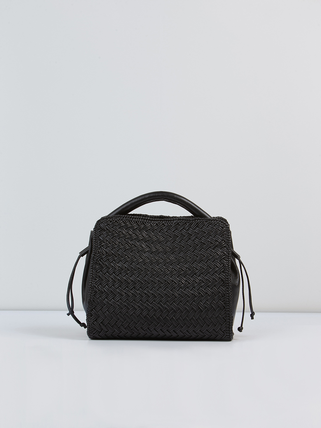 Detailansicht von Lederhandtasche mit Flechtmuster von OFFICINE CREATIVE