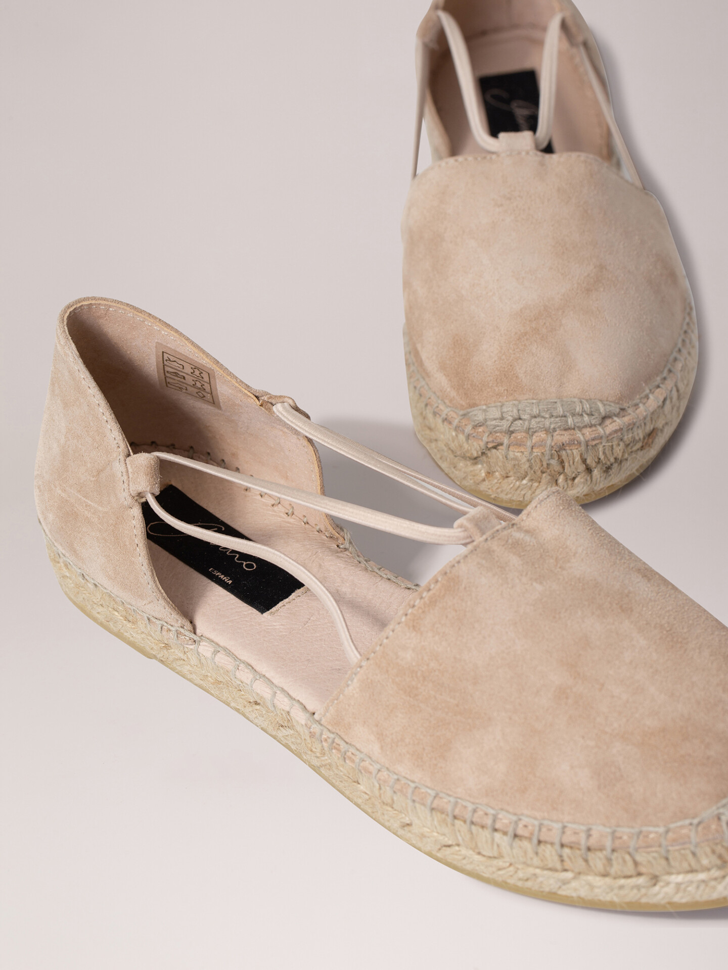 Detailansicht von Espadrilles aus Veloursleder von GAIMO