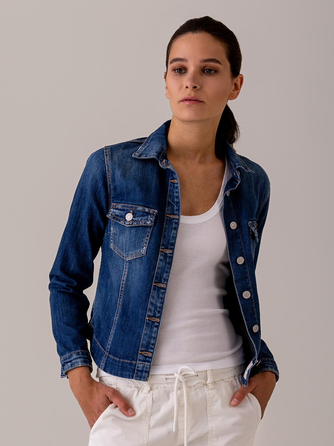 Detailansicht von Jeansjacke von LE TEMPS DES CERISES