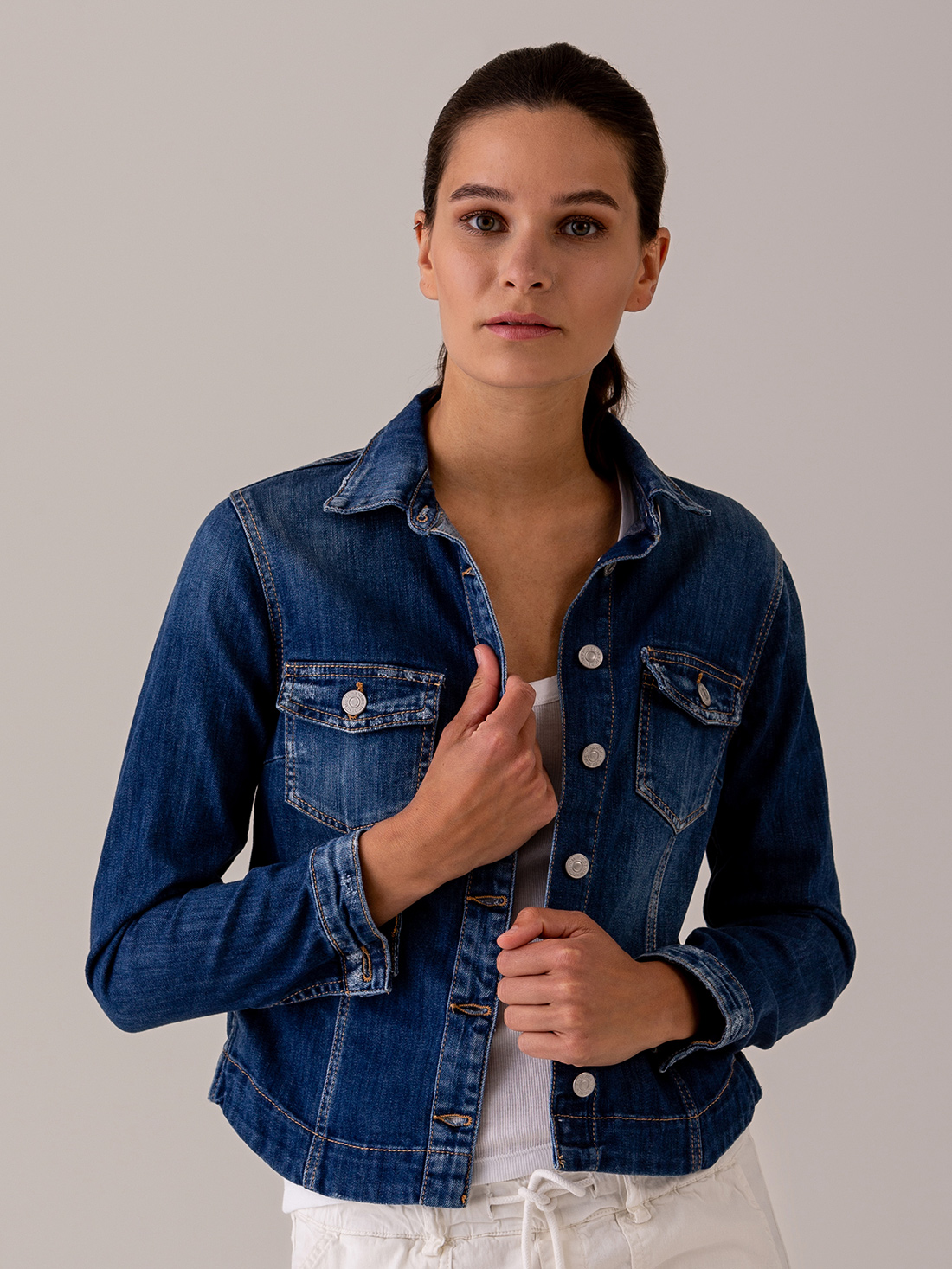 Detailansicht von Jeansjacke von LE TEMPS DES CERISES