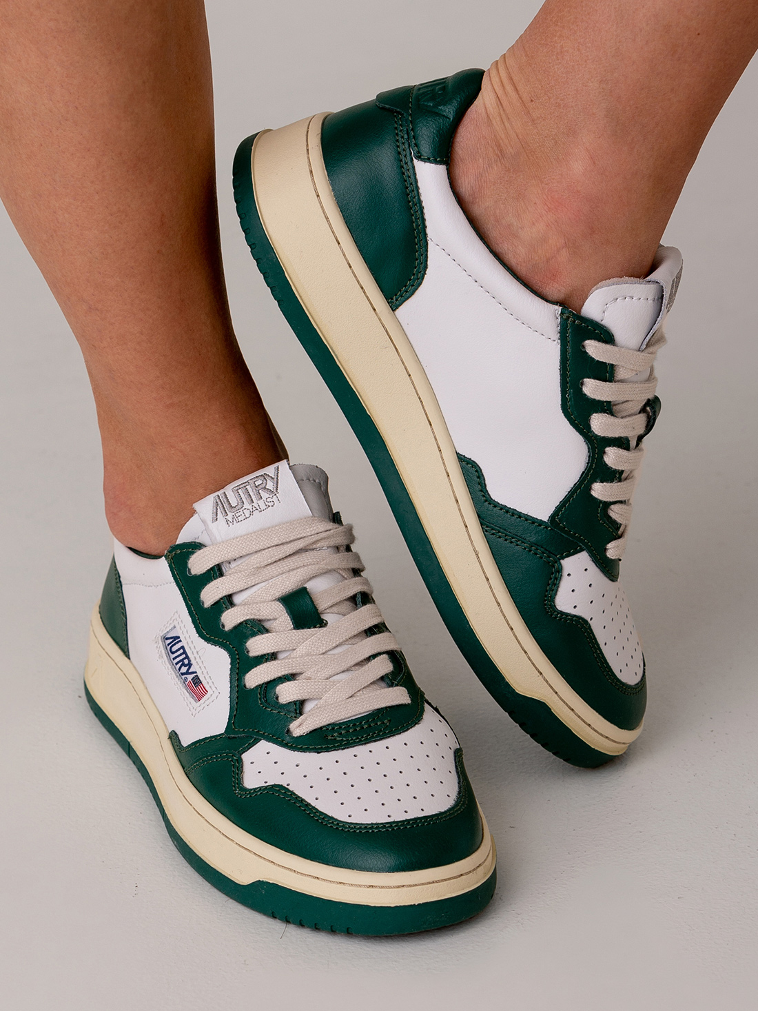 Detailansicht von Sneaker aus Leder von AUTRY