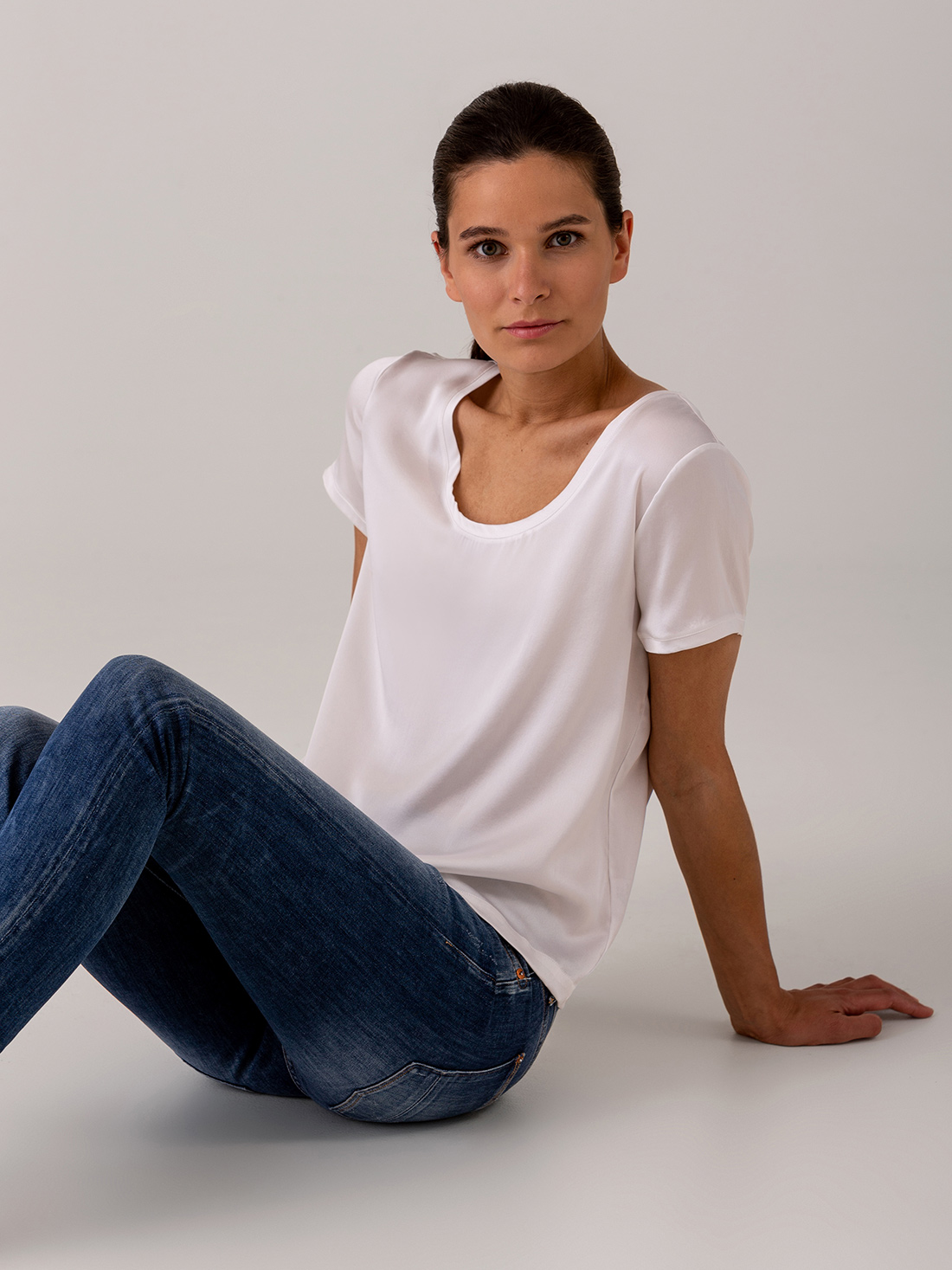 Detailansicht von Kurzarm-Seidenbluse von DANIELS