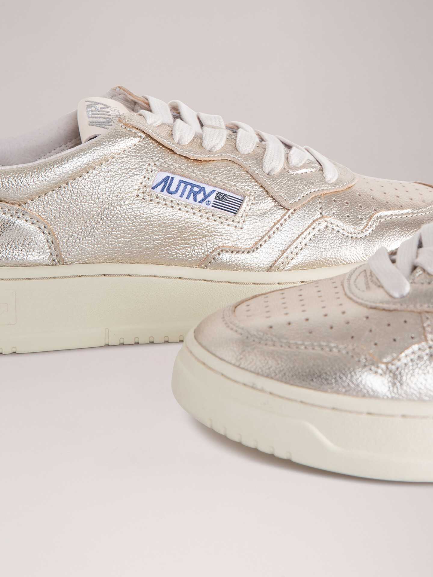 Detailansicht von Sneaker aus Leder von AUTRY