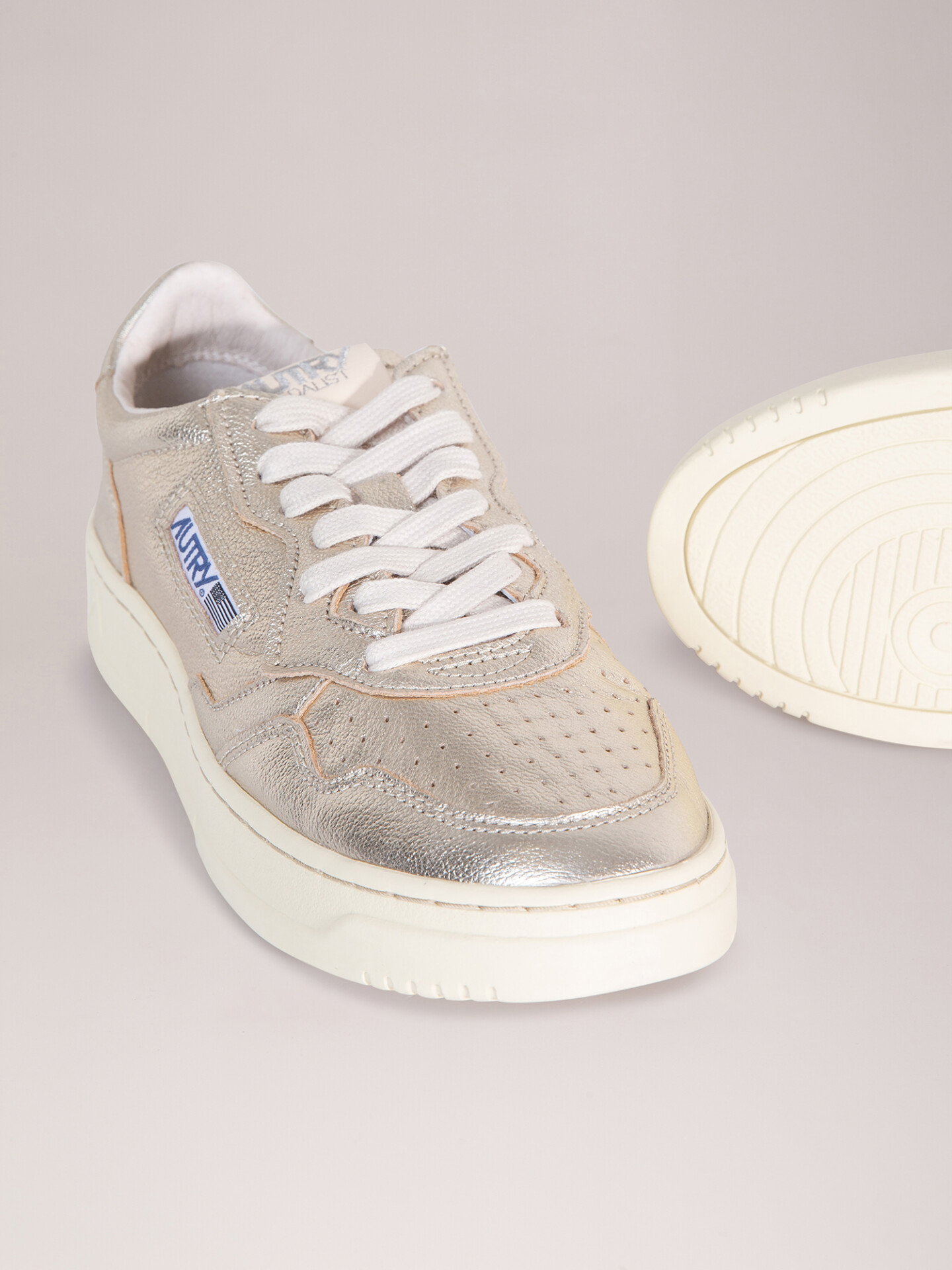 Detailansicht von Sneaker aus Leder von AUTRY