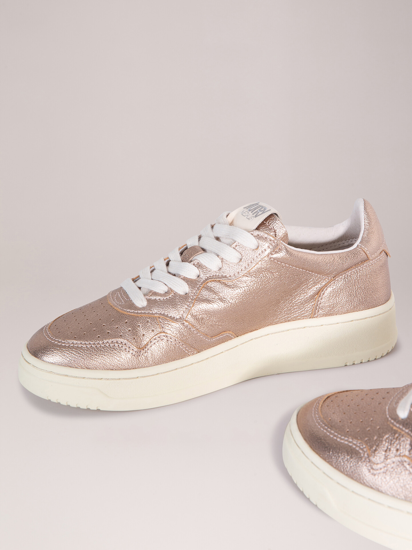 Detailansicht von Sneaker aus Leder von AUTRY