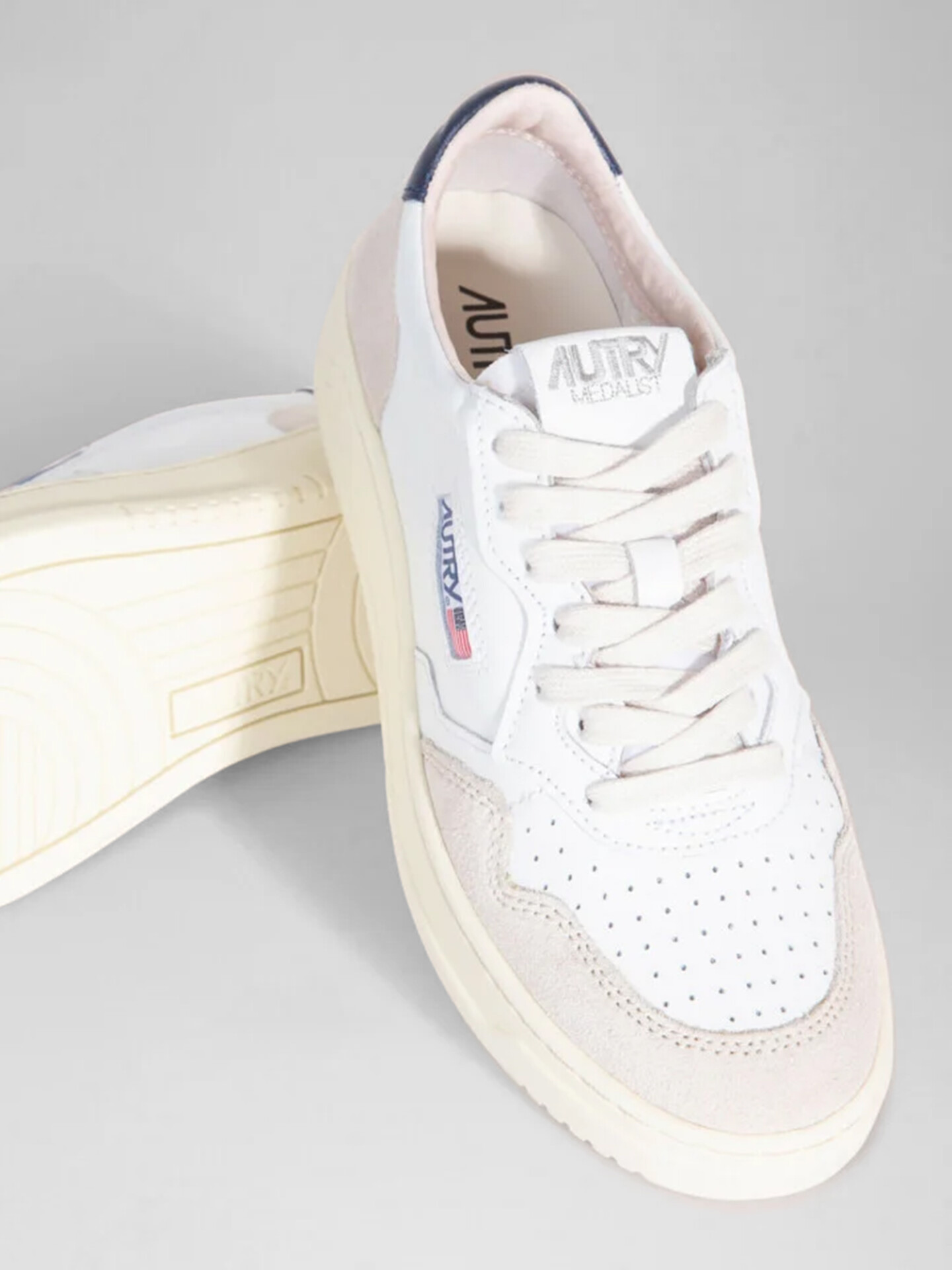 Detailansicht von Sneaker aus Leder von AUTRY