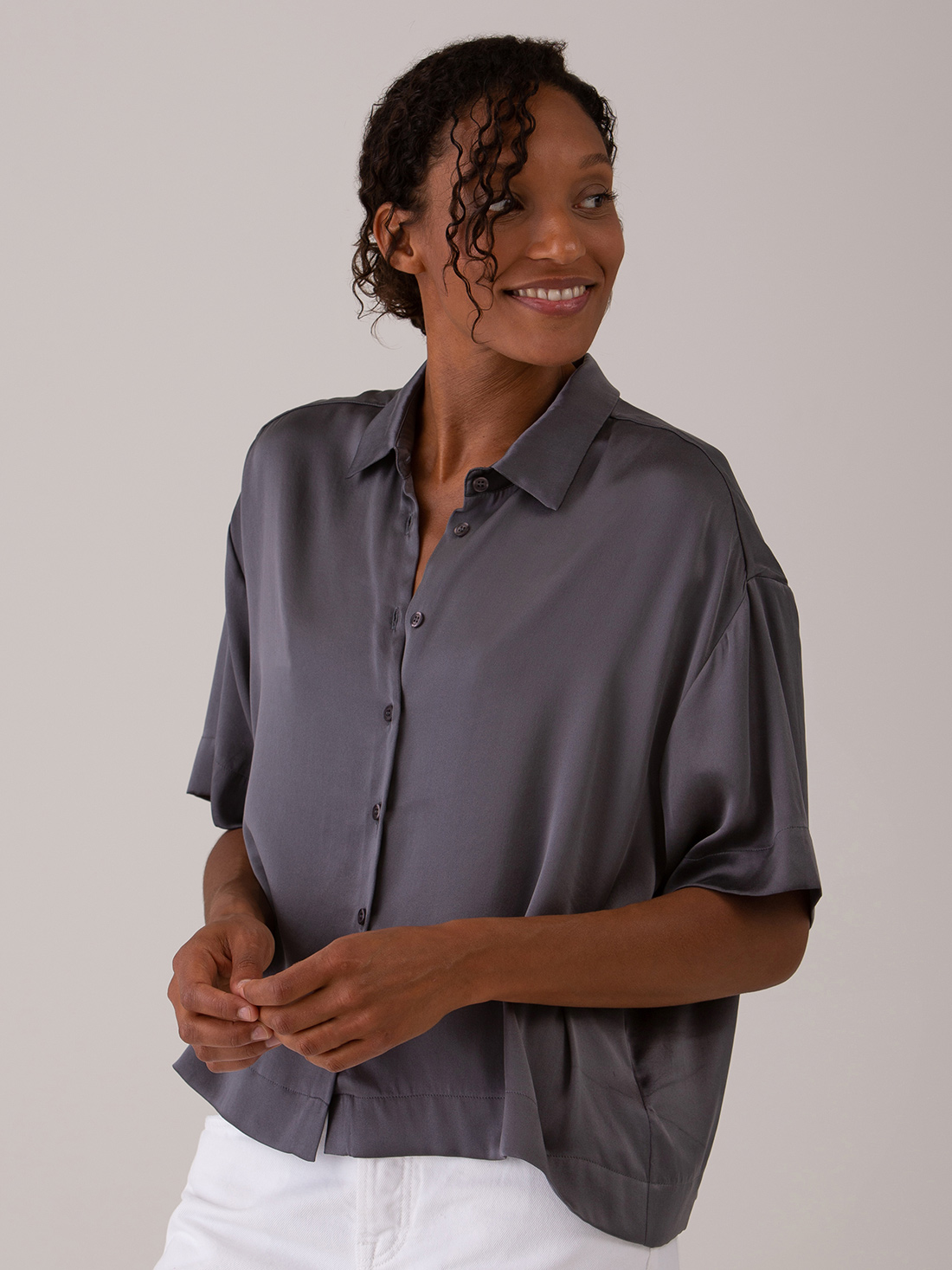 Detailansicht von Kurzarm-Seidenbluse von DANIELS