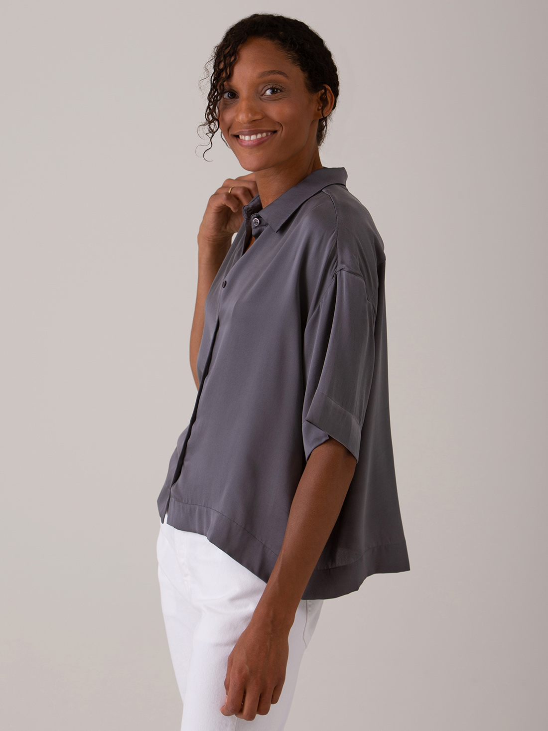 Detailansicht von Kurzarm-Seidenbluse von DANIELS