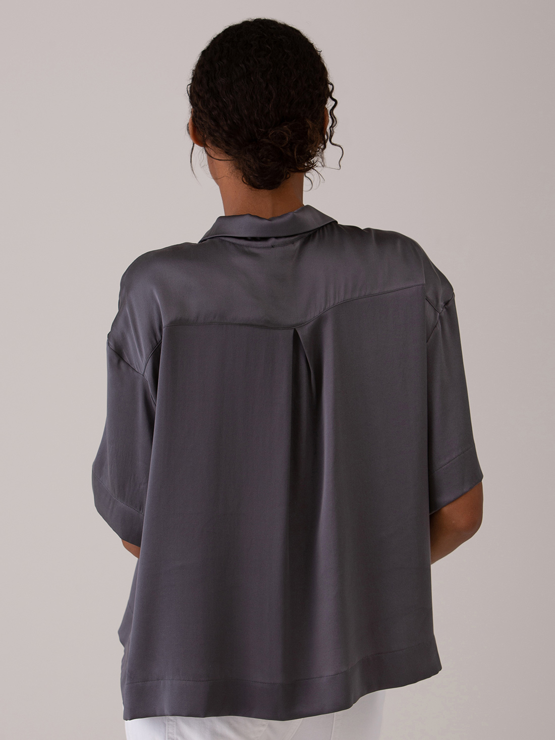 Detailansicht von Kurzarm-Seidenbluse von DANIELS