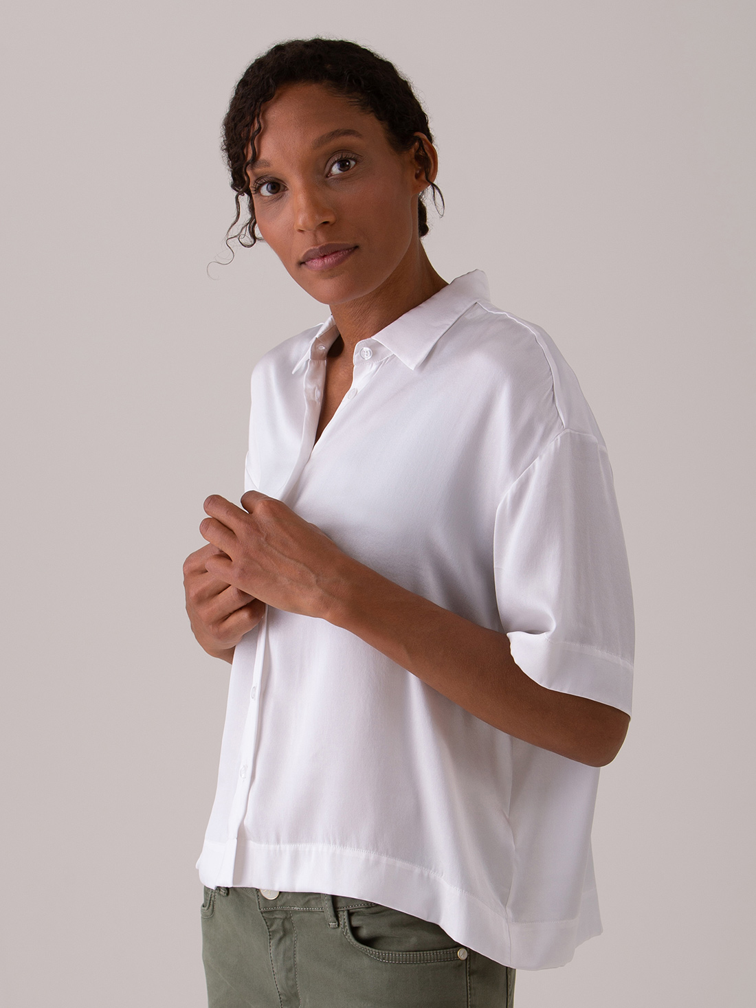 Detailansicht von Kurzarm-Seidenbluse von DANIELS