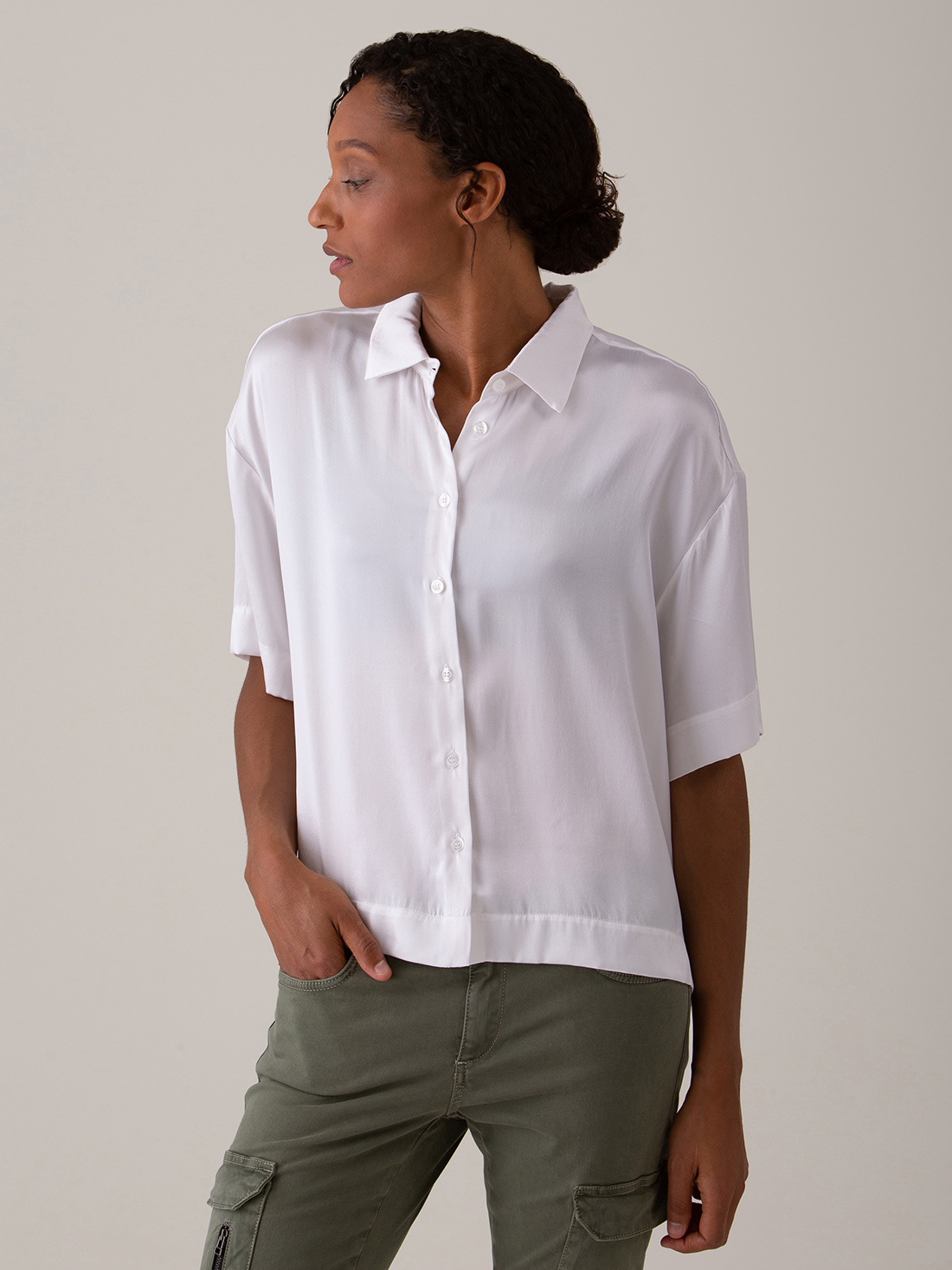 Detailansicht von Kurzarm-Seidenbluse von DANIELS