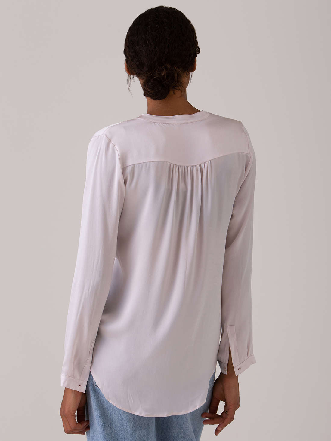 Detailansicht von Seidenbluse mit Rüschung von DANIELS