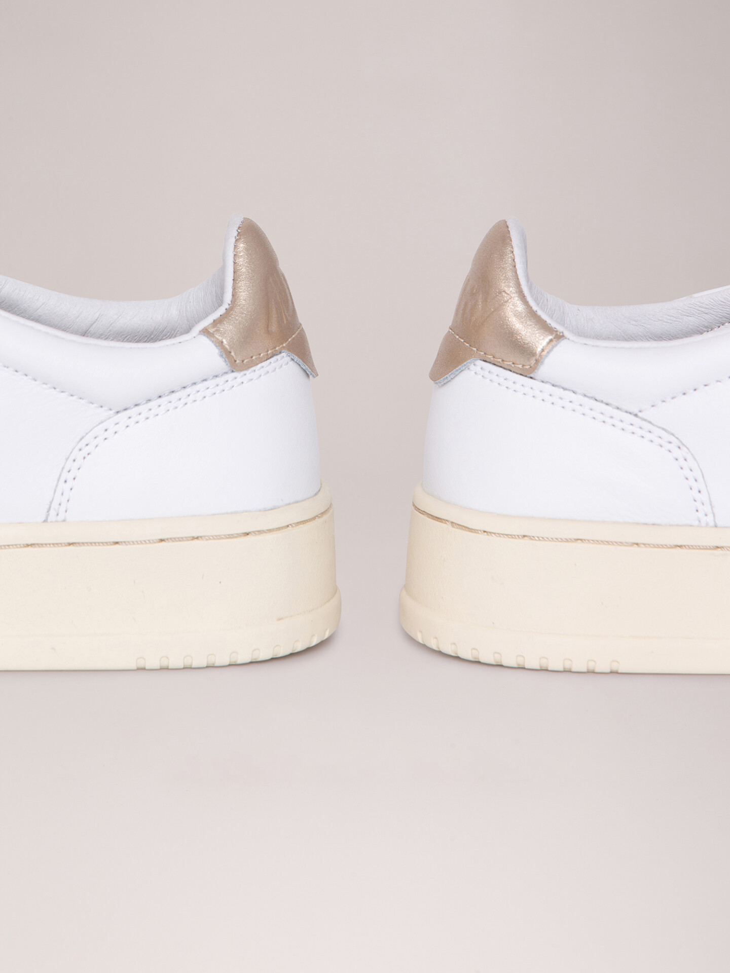 Detailansicht von Sneaker aus Leder von AUTRY