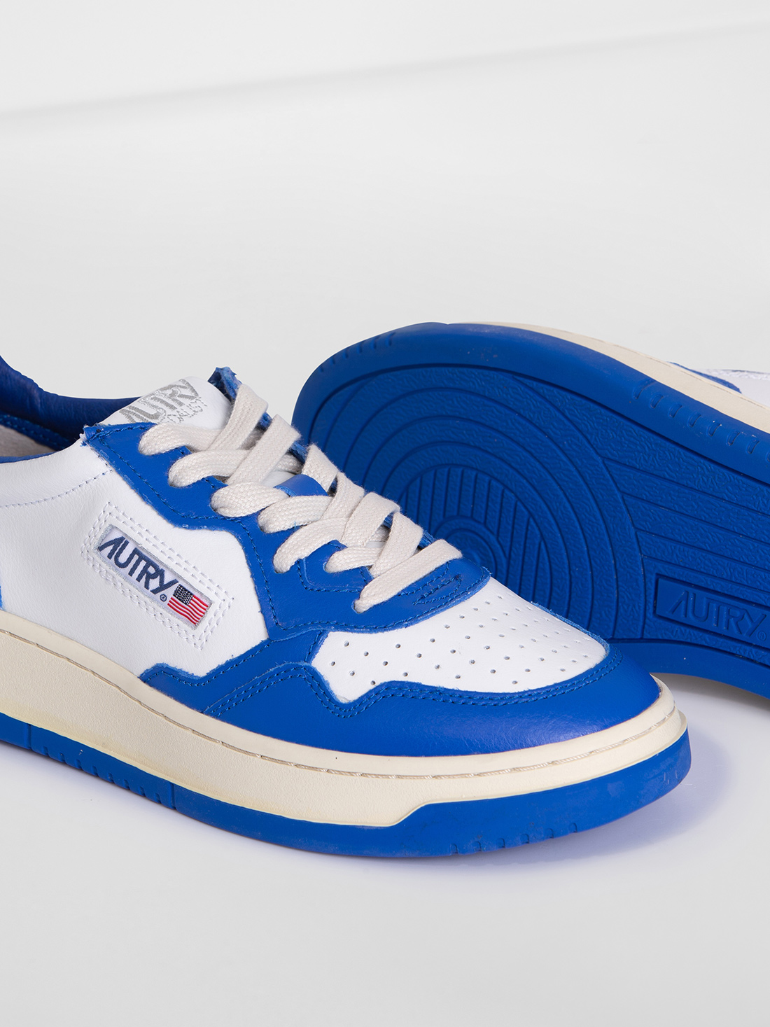 Detailansicht von Sneaker aus Leder von AUTRY