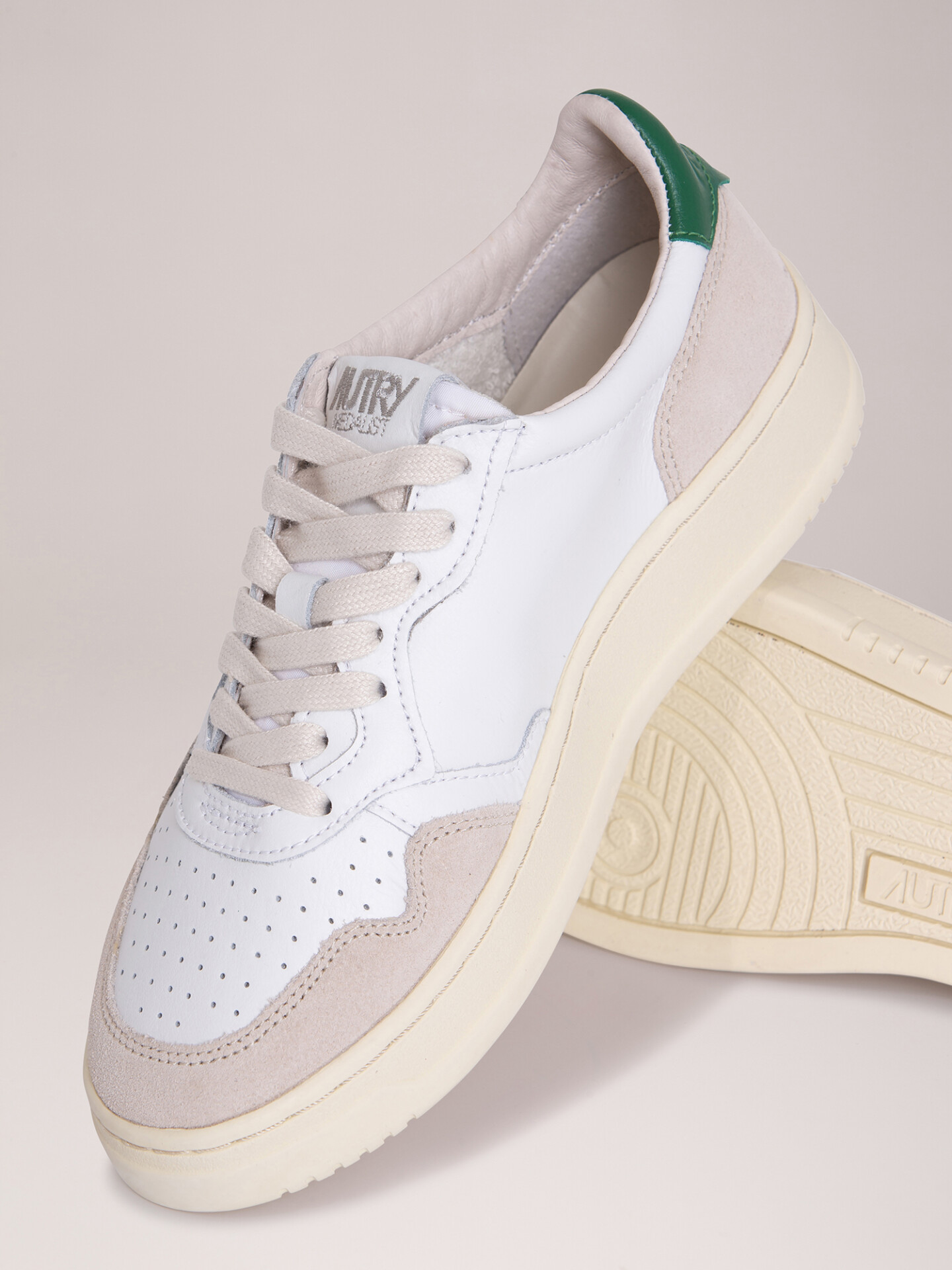 Detailansicht von Sneaker aus Leder von AUTRY