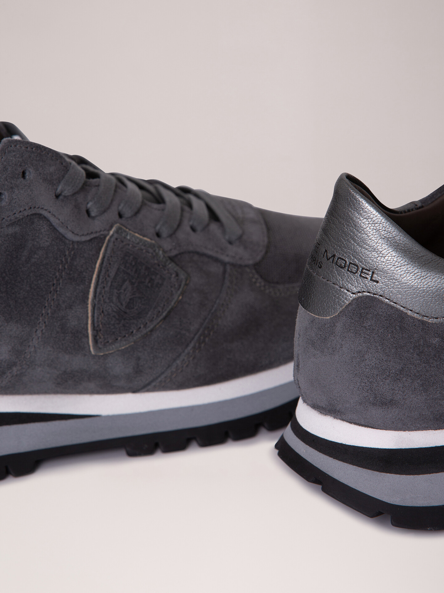 Detailansicht von Sneaker aus Veloursleder von PHILIPPE MODEL