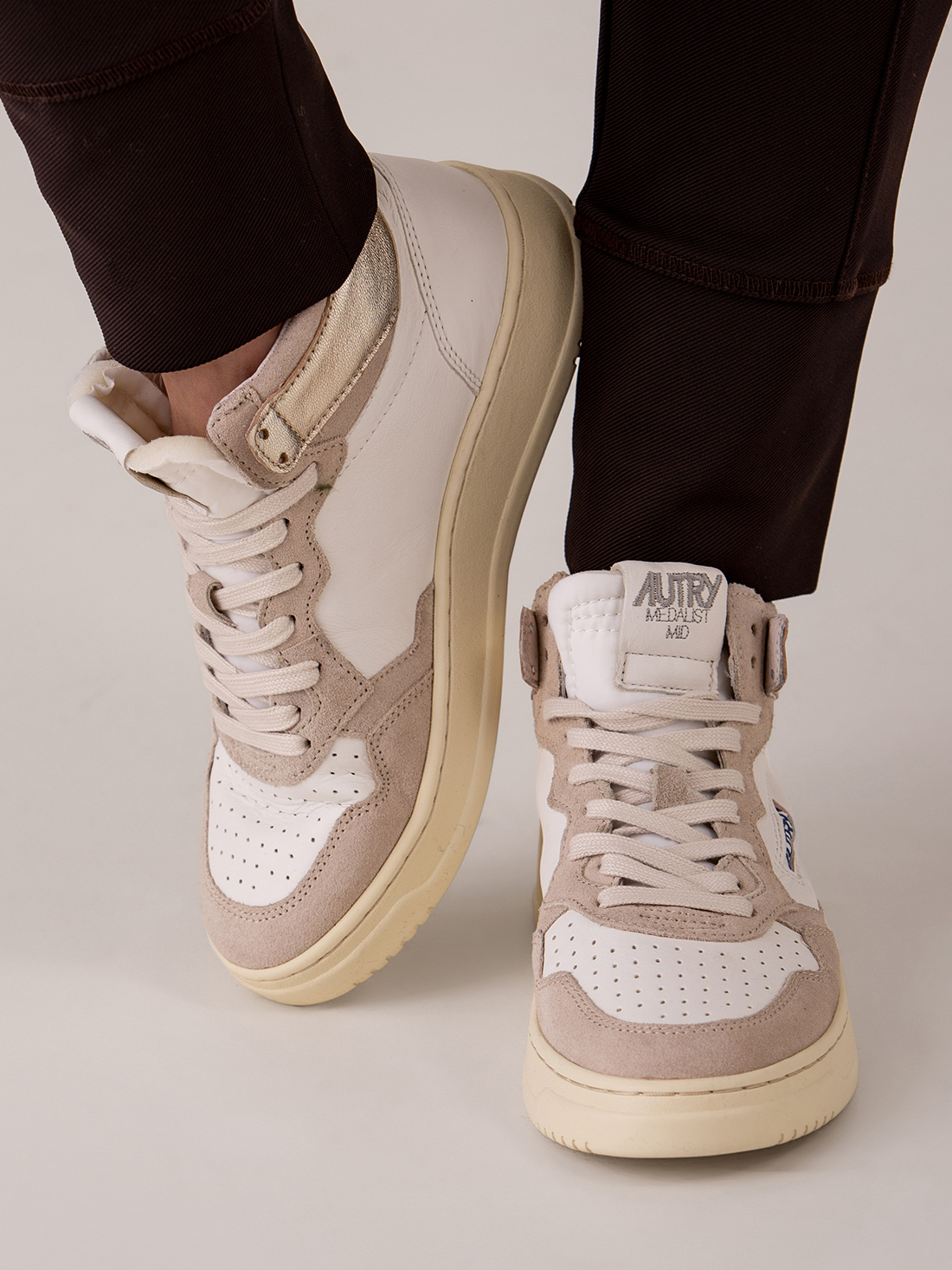 Detailansicht von Hoher Sneaker aus Leder von AUTRY