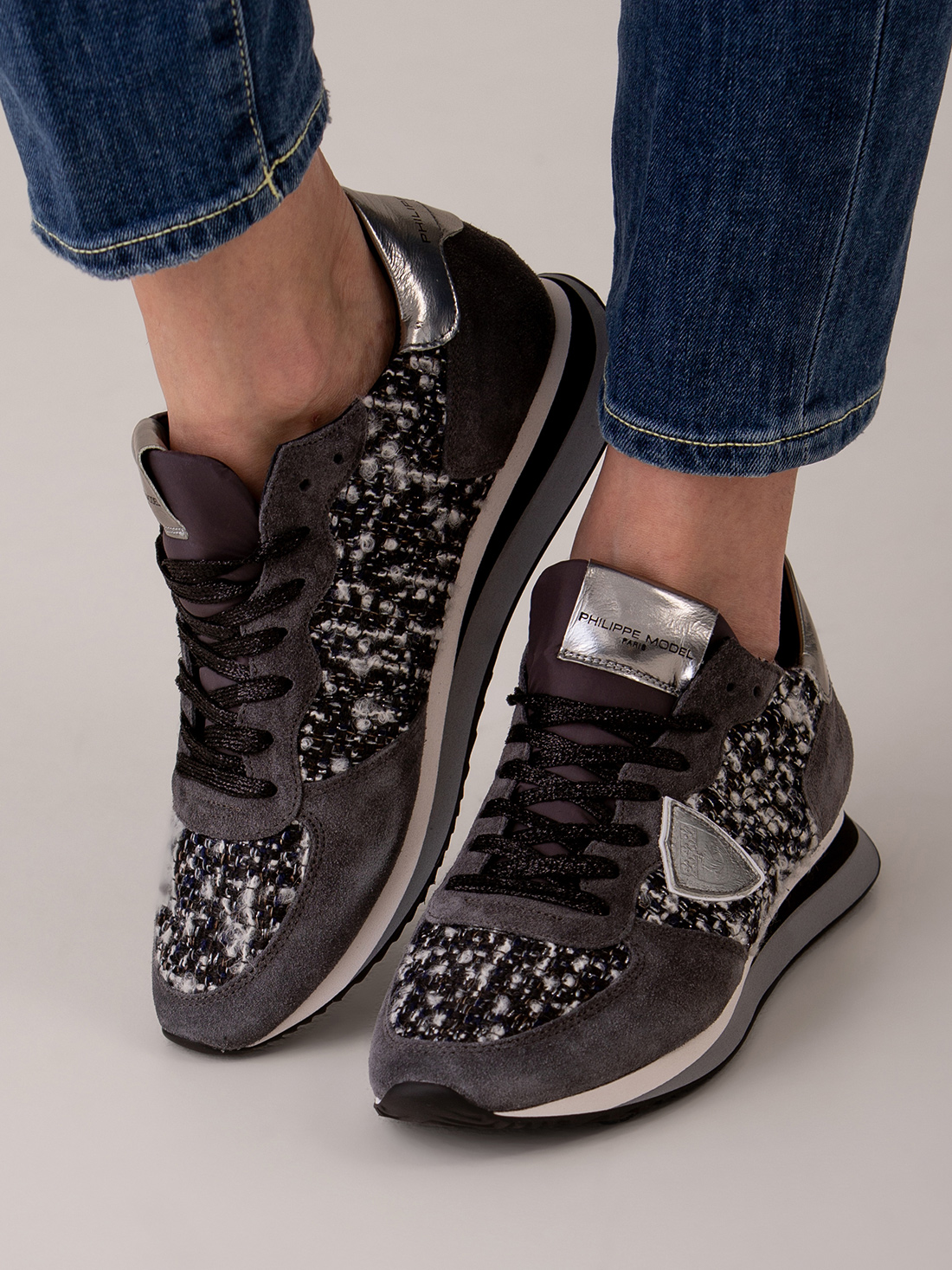 Detailansicht von Sneaker aus Veloursleder von PHILIPPE MODEL