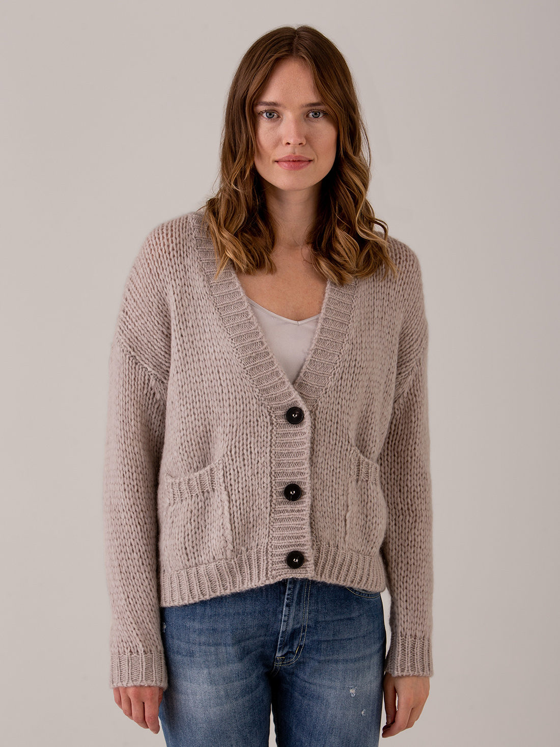 Detailansicht von Strickjacke aus Alpakawolle von ROBERTO COLLINA