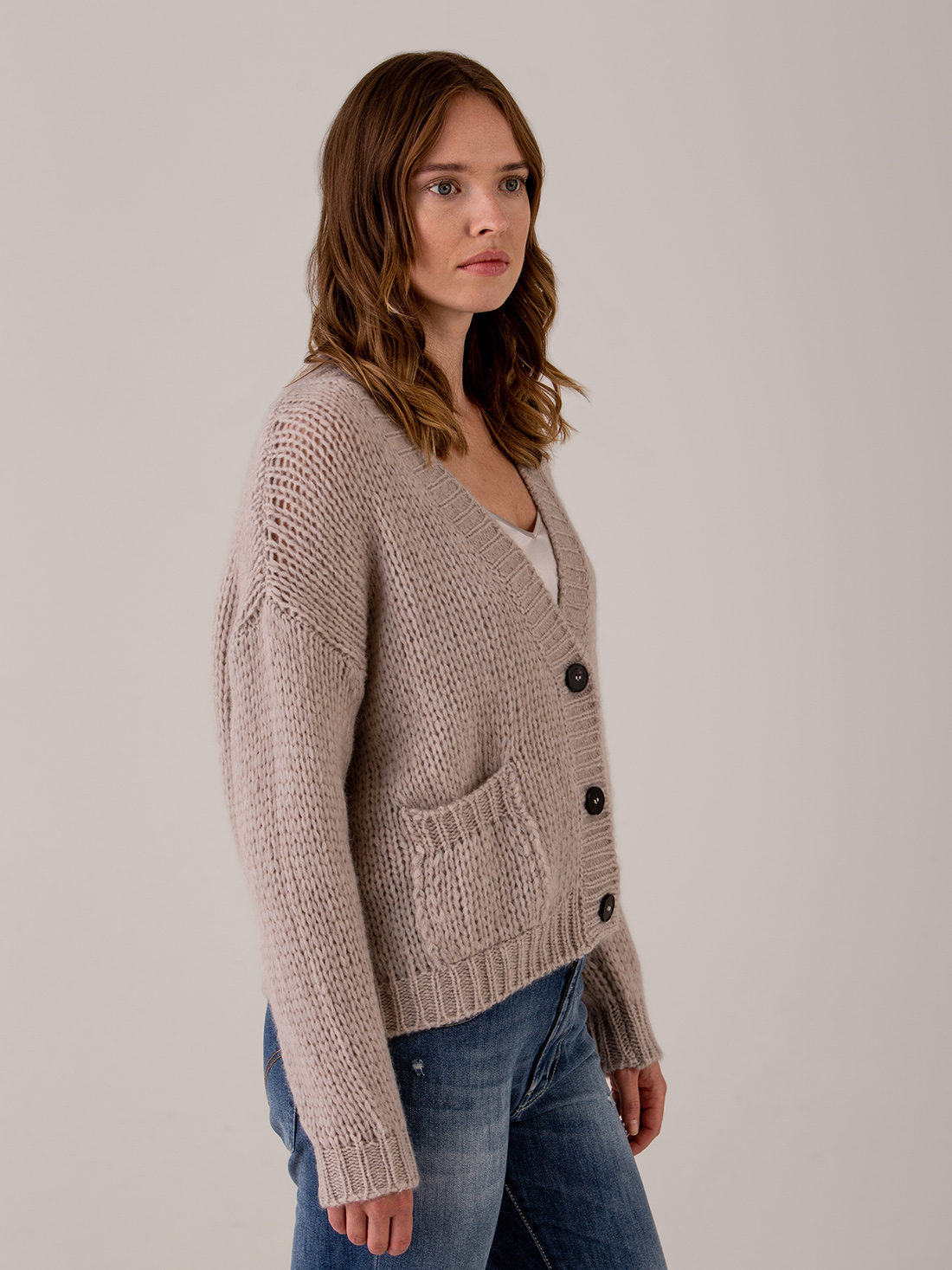 Detailansicht von Strickjacke aus Alpakawolle von ROBERTO COLLINA