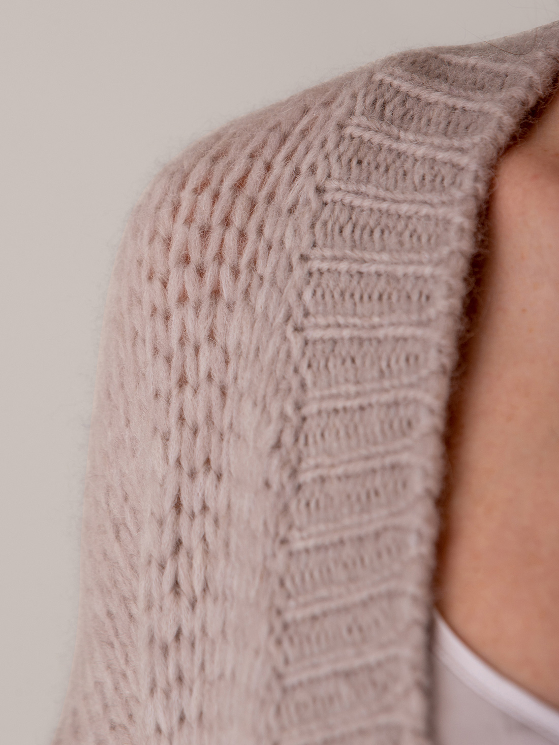 Detailansicht von Strickjacke aus Alpakawolle von ROBERTO COLLINA