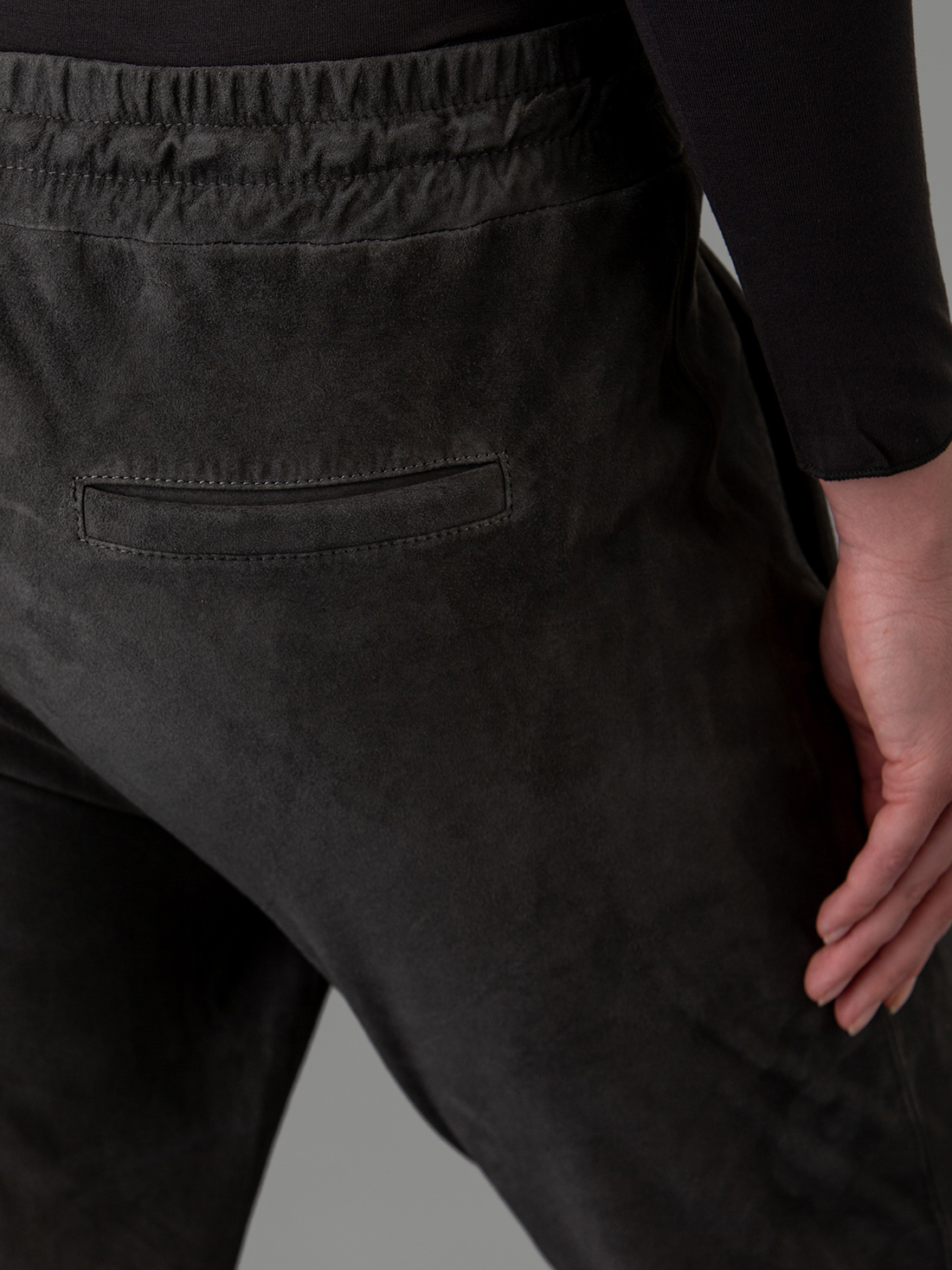 Detailansicht von Velourlederhose von OAKWOOD