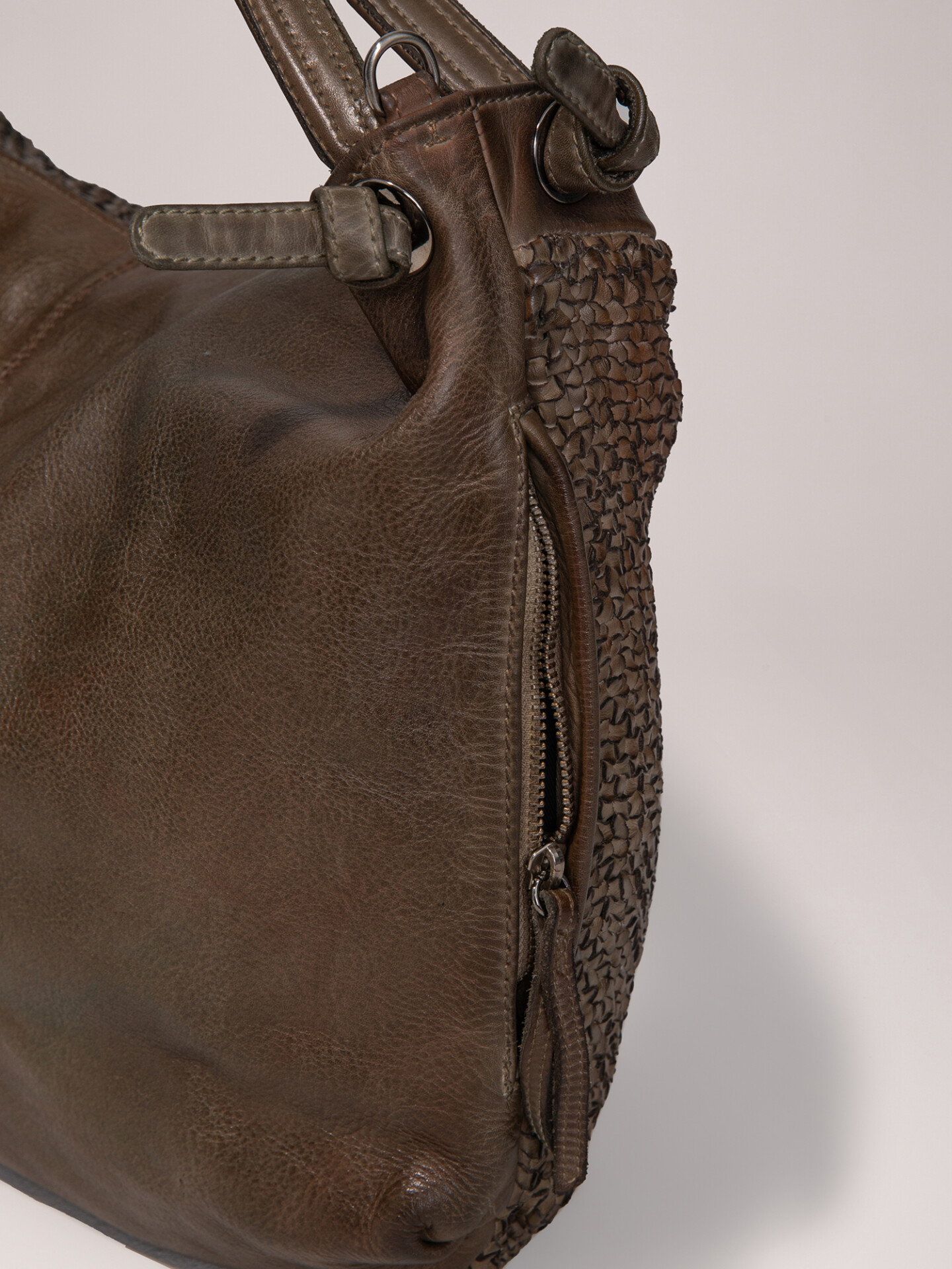 Detailansicht von Handtasche aus Leder von REPTILE’S HOUSE