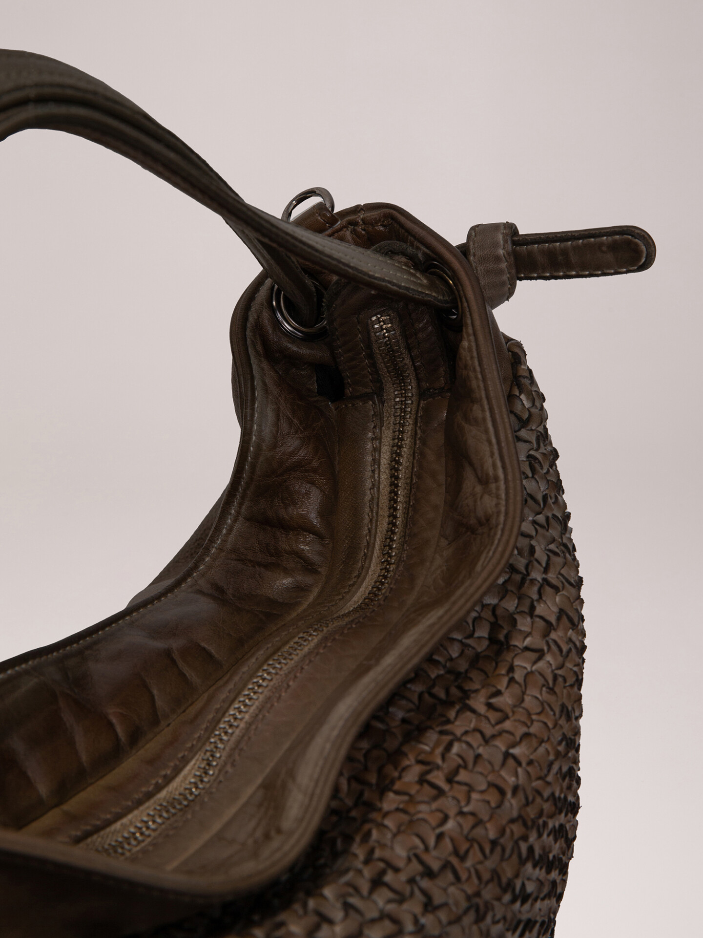 Detailansicht von Handtasche aus Leder von REPTILE’S HOUSE