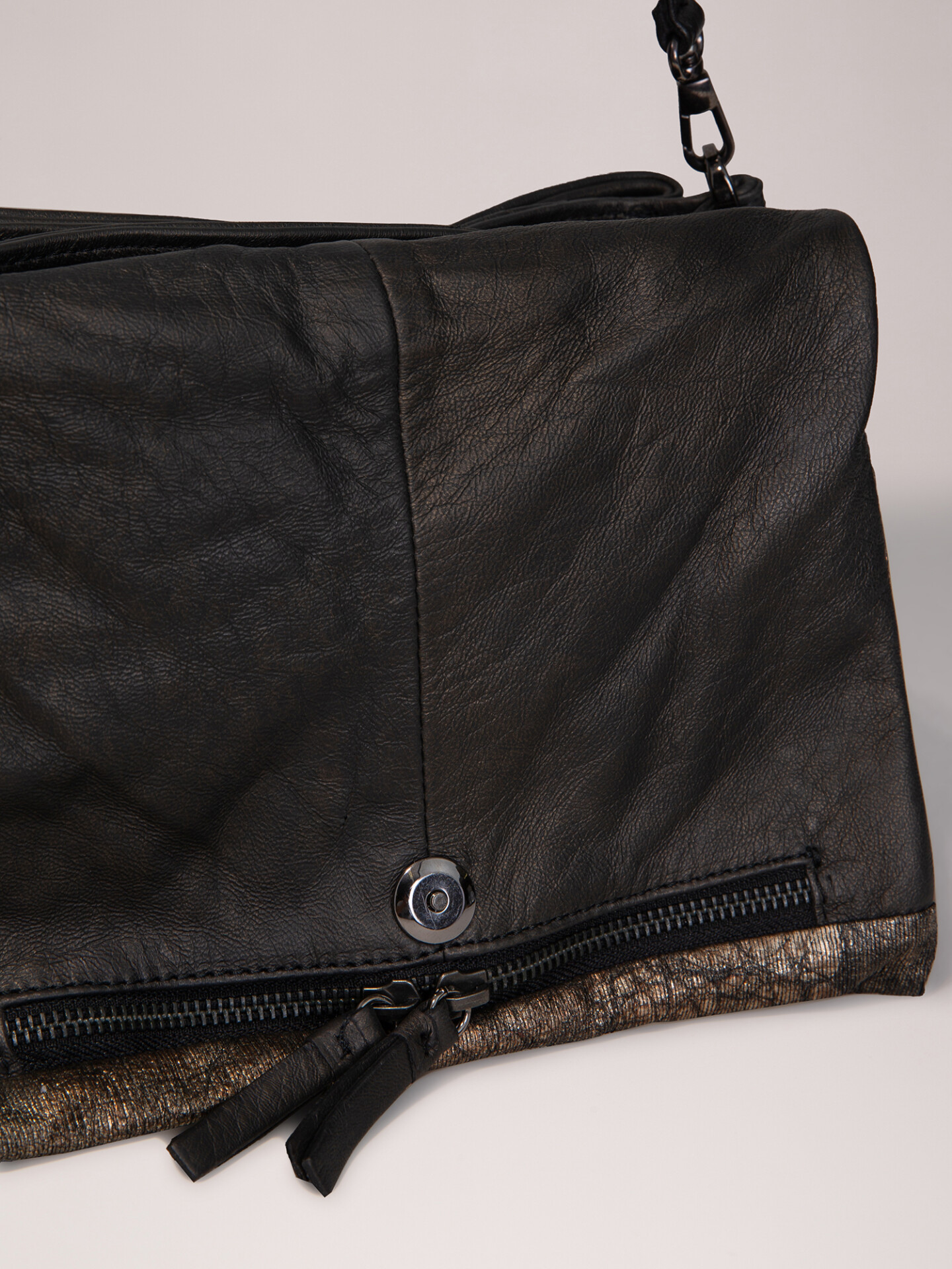 Detailansicht von Umhängetasche aus Leder von REPTILE’S HOUSE