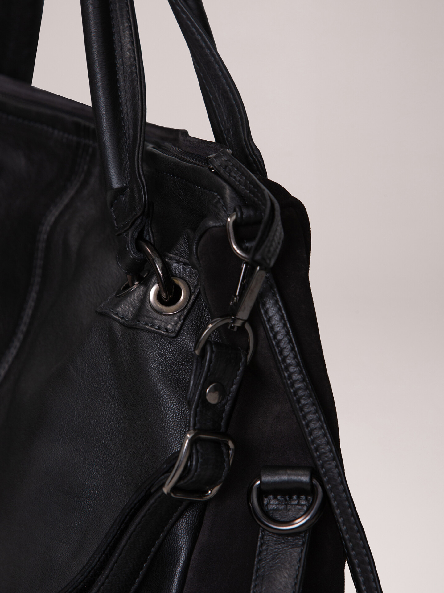 Detailansicht von Handtasche aus Leder von REPTILE’S HOUSE