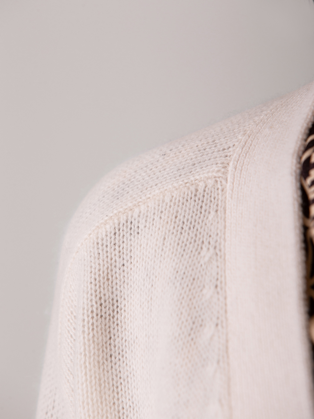 Detailansicht von Strickjacke aus Wolle von DANIELS