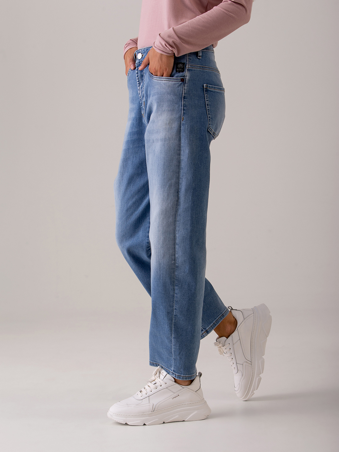 Detailansicht von O-Shape Jeans von ELIAS RUMELIS