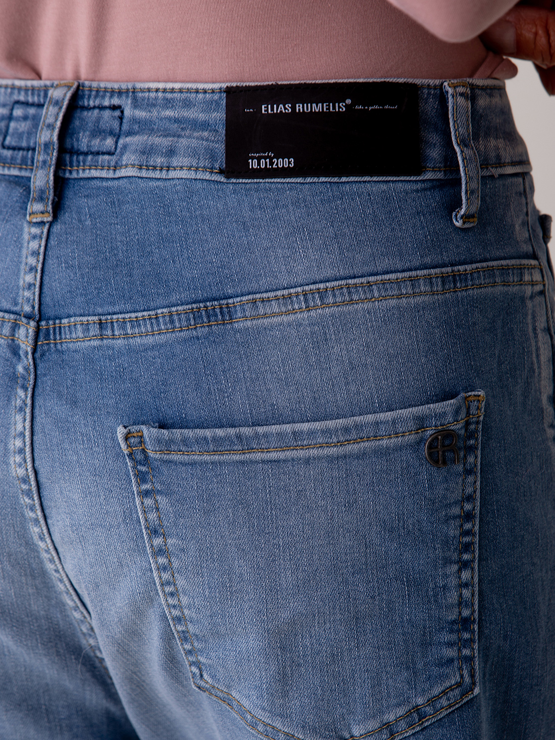 Detailansicht von O-Shape Jeans von ELIAS RUMELIS