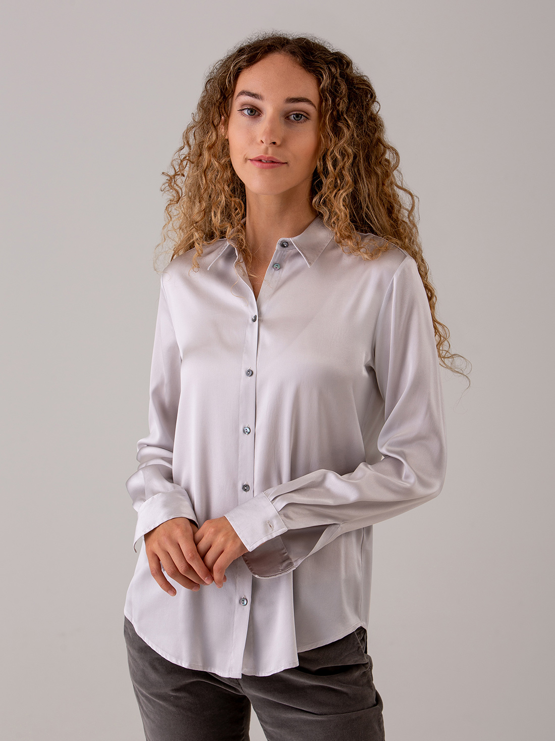 Detailansicht von Seidenbluse von HER SHIRT