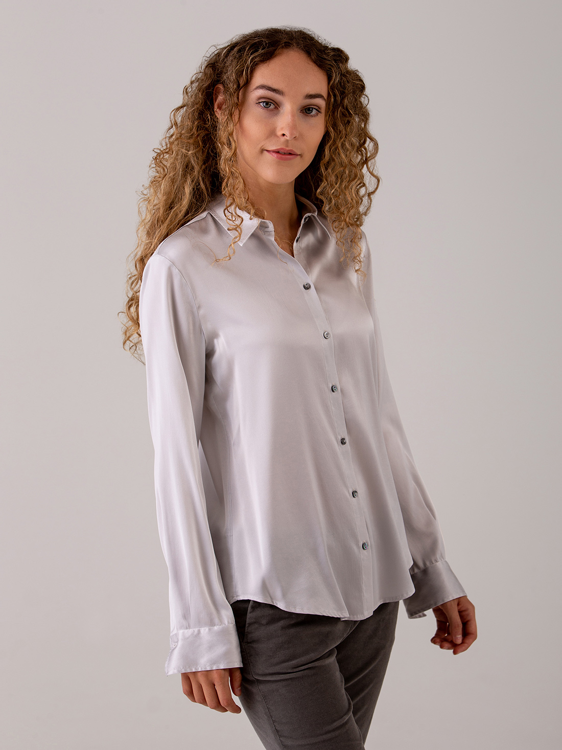 Detailansicht von Seidenbluse von HER SHIRT
