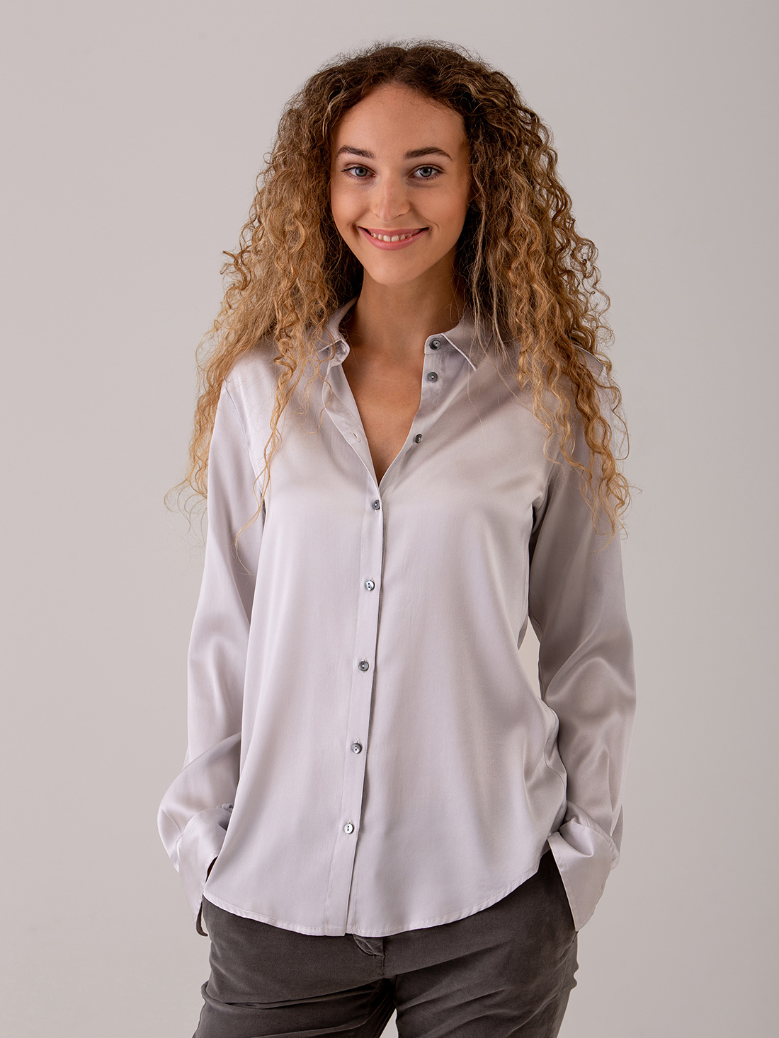 Detailansicht von Seidenbluse von HER SHIRT