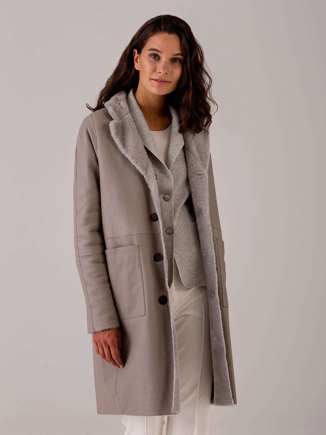 Detailansicht von Wendbarer Lammledermantel von BENEDETTA NOVI