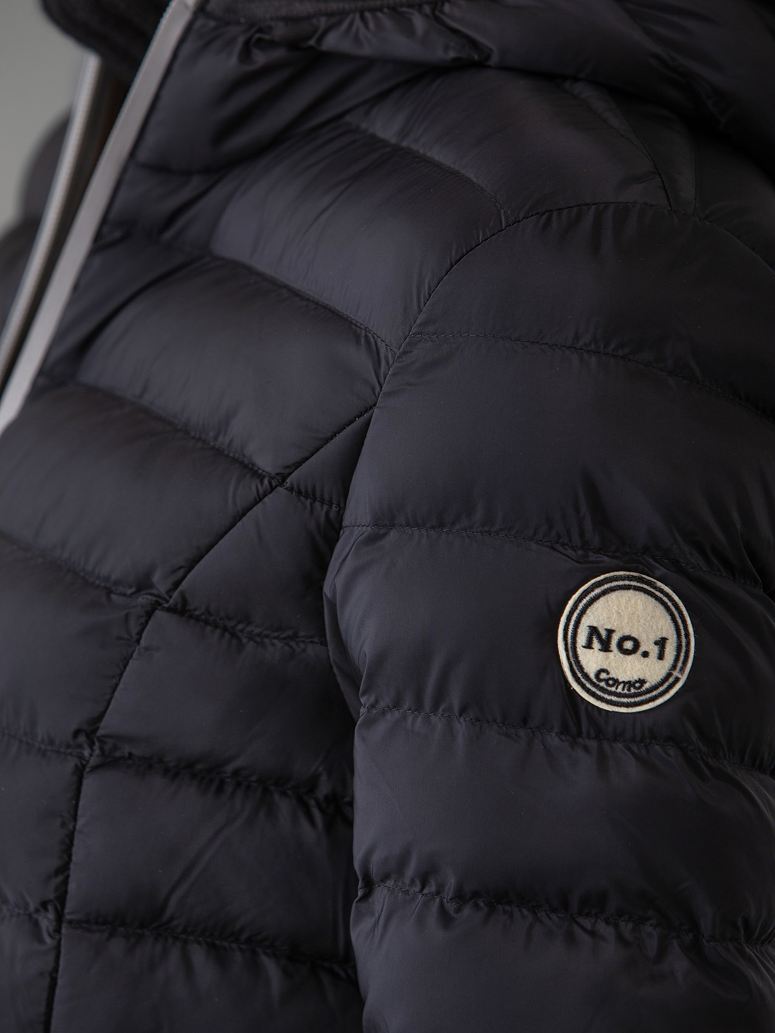 Detailansicht von Steppjacke von NO. 1 COMO
