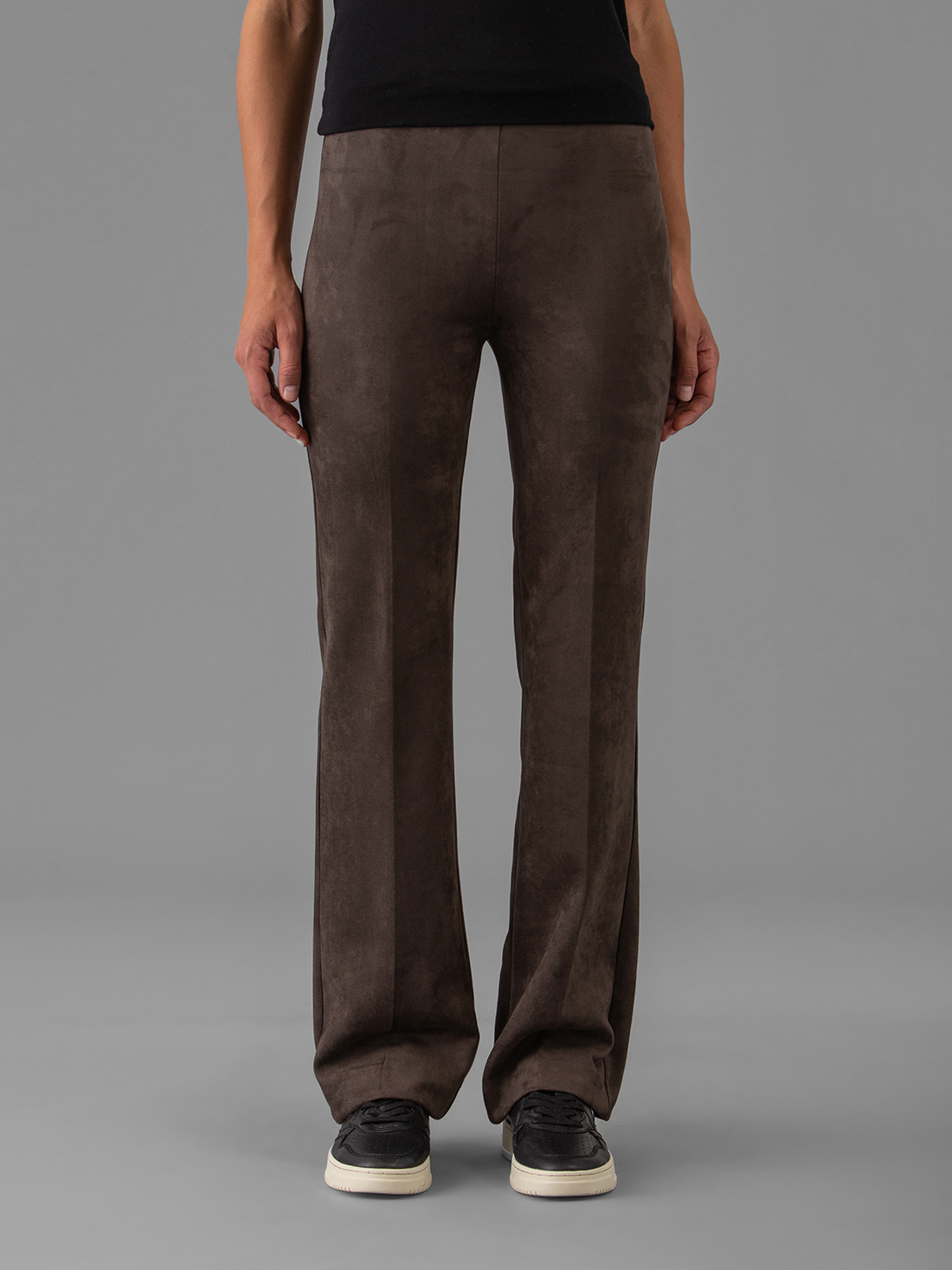 Detailansicht von Flared Hose in Wildlederoptik von DRYKORN