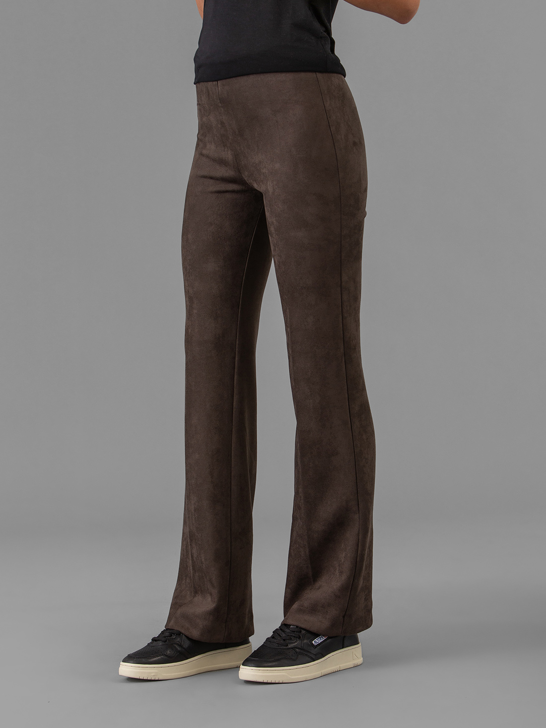 Detailansicht von Flared Hose in Wildlederoptik von DRYKORN