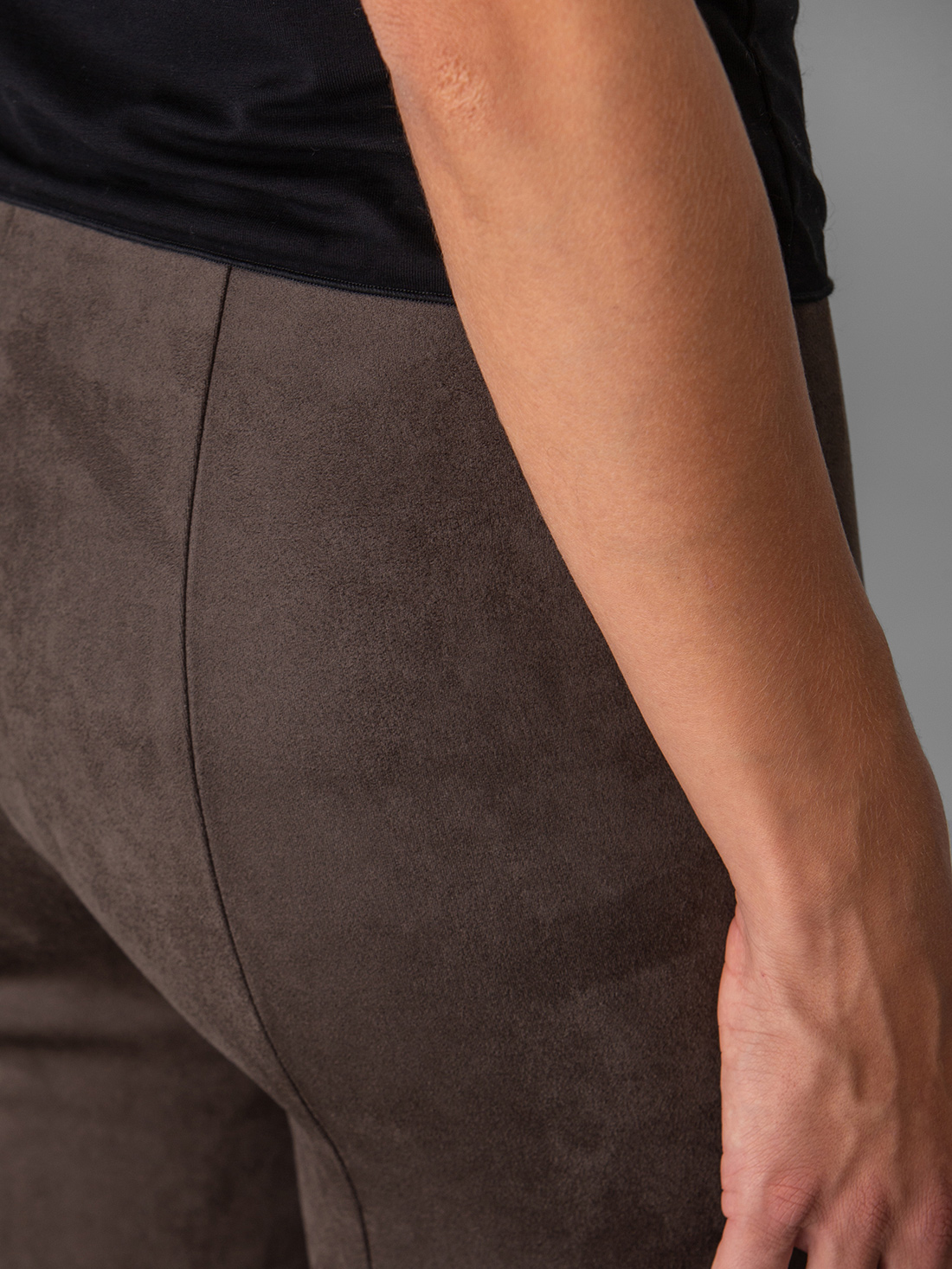 Detailansicht von Flared Hose in Wildlederoptik von DRYKORN